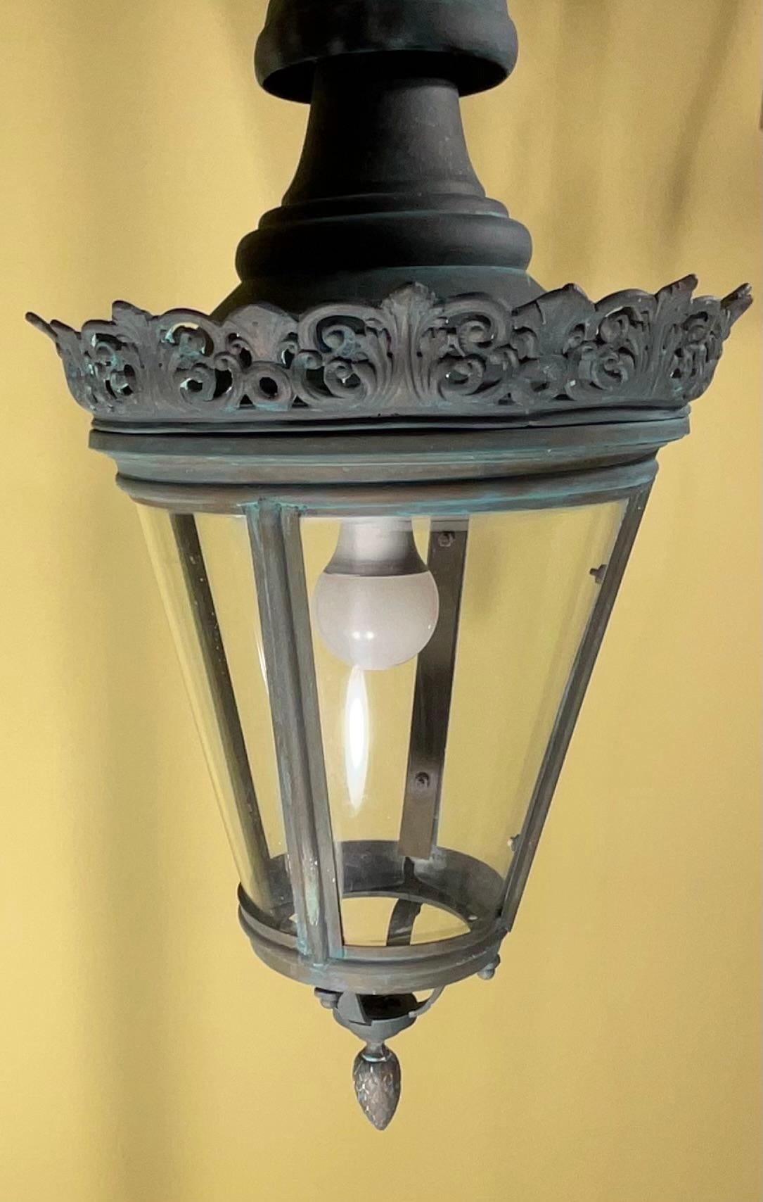 Laiton Captivant lanterne suspendue ancienne en laiton et cuivre - 27 H x 12 W en vente