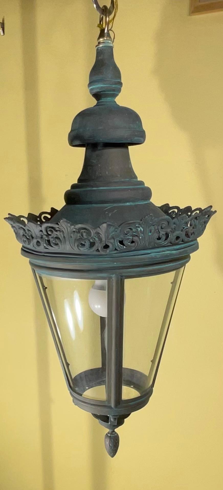 Captivant lanterne suspendue ancienne en laiton et cuivre - 27 H x 12 W en vente 1