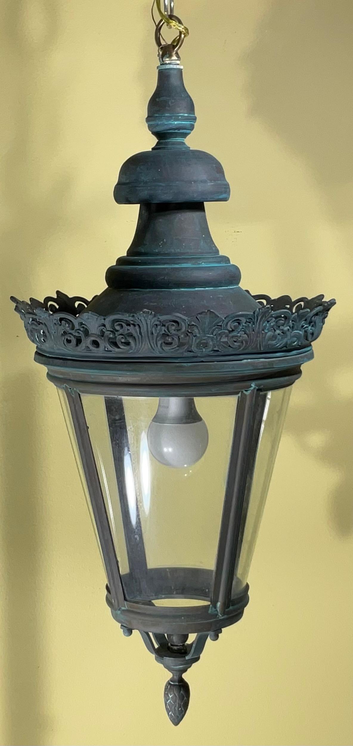 Captivant lanterne suspendue ancienne en laiton et cuivre - 27 H x 12 W en vente 2