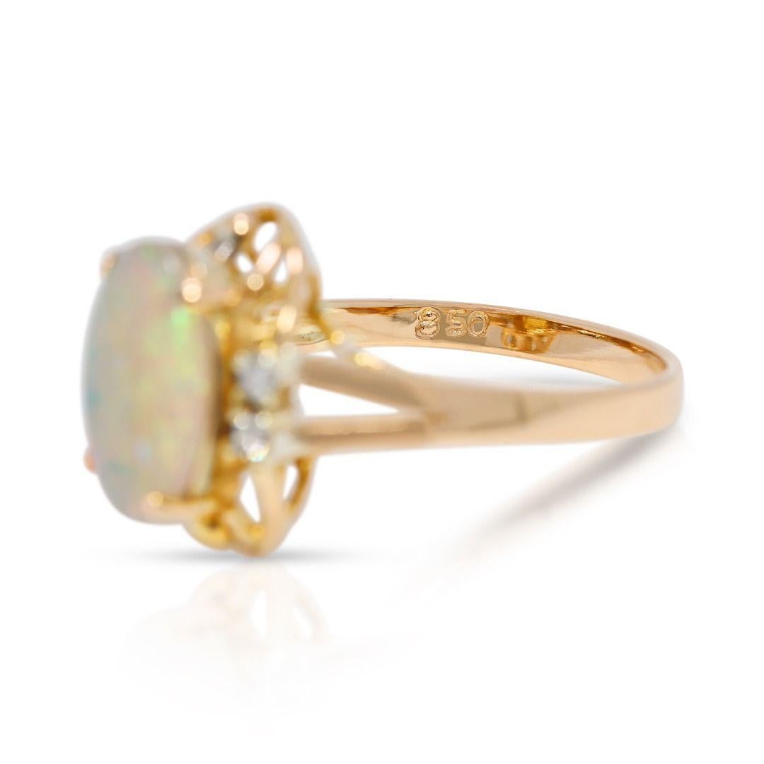 Captivating Blue Opal & 0.06ct Natural Diamond Ring in 20K Yellow Gold im Zustand „Hervorragend“ im Angebot in רמת גן, IL