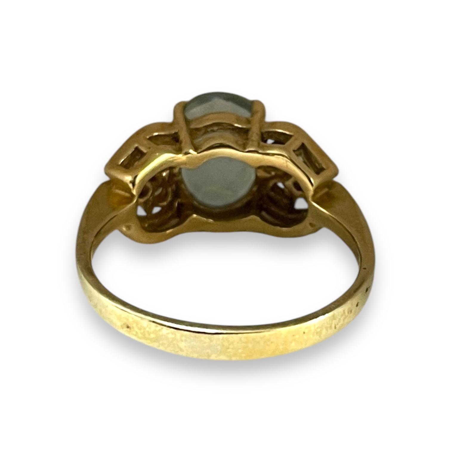 Taille ovale Captivant bague en or jaune 10 carats, topaze bleue et diamant taille 6 en vente