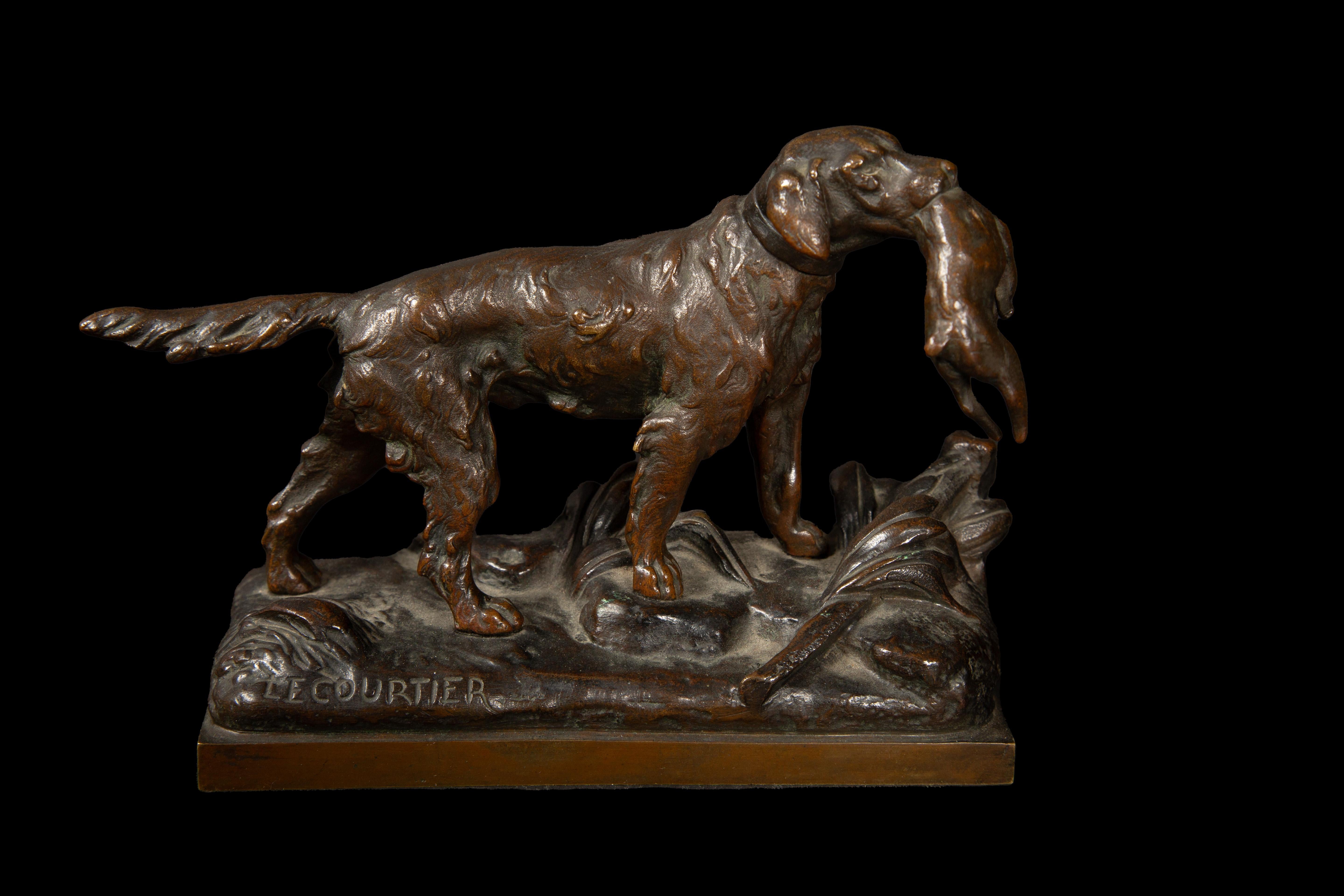 D'après Prosper LECOURTIER (1855-1924), sculpteur renommé pour son talent exceptionnel à capturer l'essence et la beauté des animaux, nous trouvons une remarquable sculpture de chien de chasse tenant un lièvre. L'œuvre d'art en bronze témoigne de la