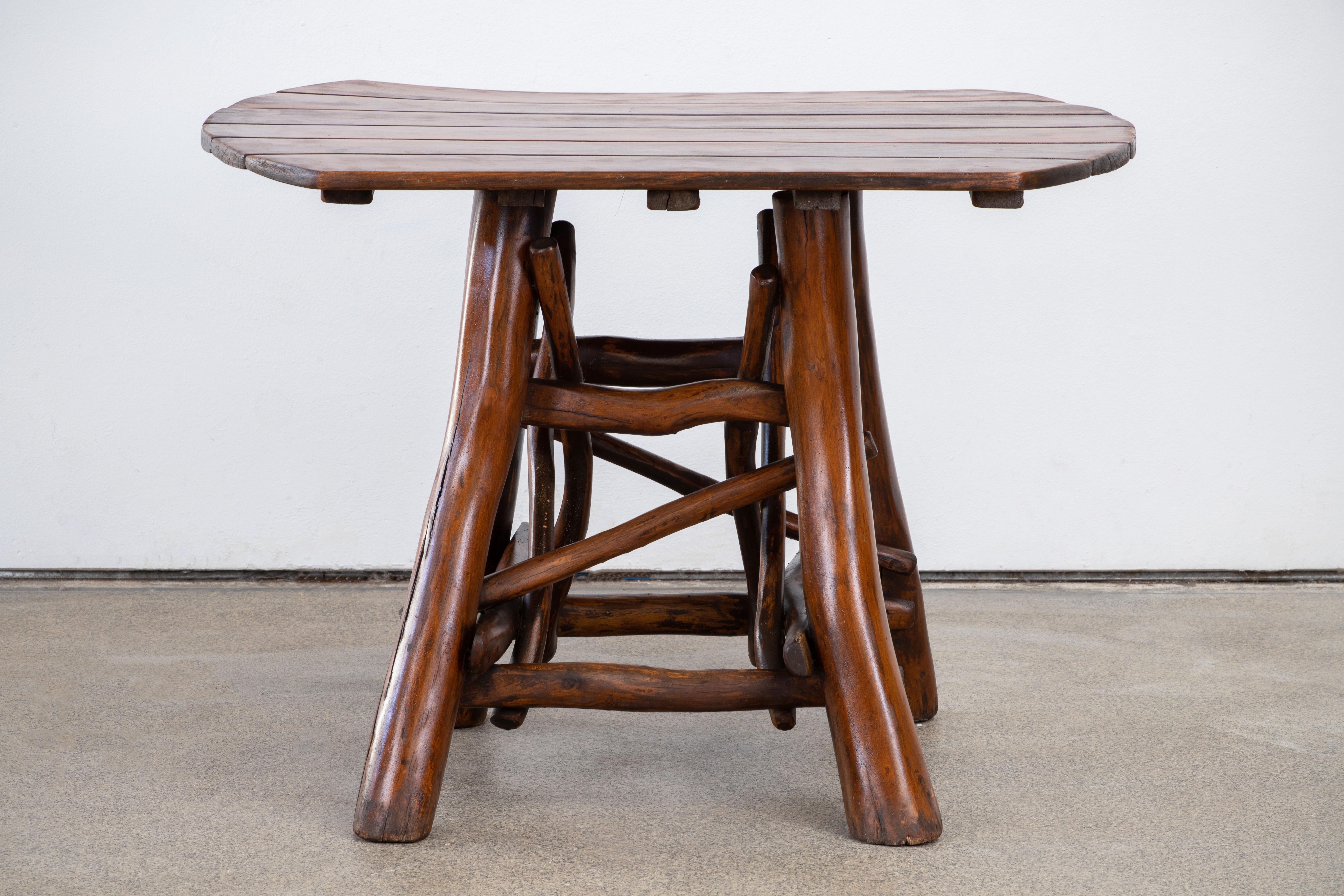 Captivating Brutalist Oak Dining Set - Rustic Charm - 4-Piece Ensemble In Fair Condition For Sale In Wiesbaden, DE