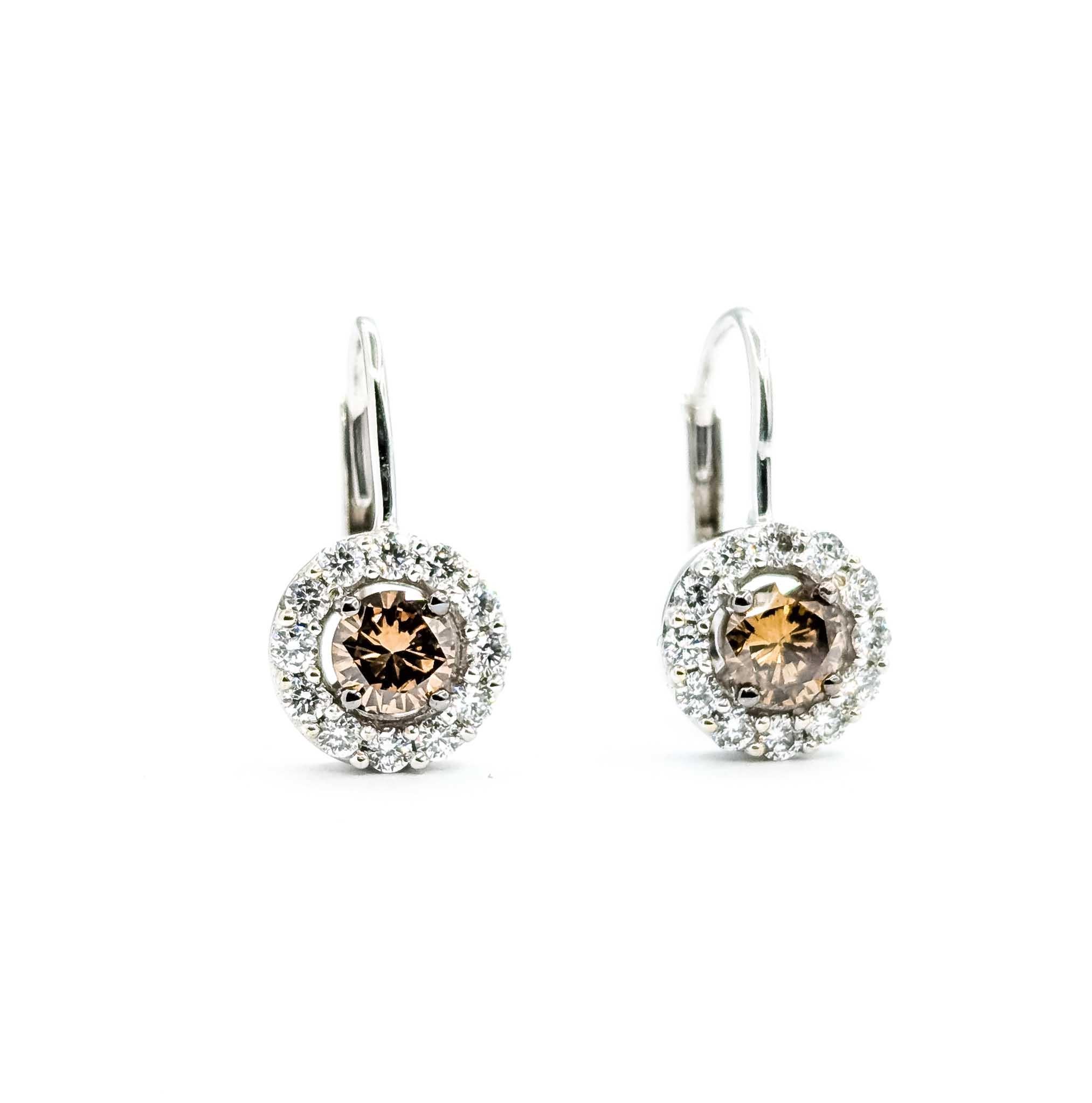 Boucles d'oreilles LeVian en or blanc 14k incrustées de diamants captivants

Découvrez nos étonnantes et captivantes boucles d'oreilles LeVian incrustées de diamants, méticuleusement réalisées en or blanc 14k exquis. Ces boucles d'oreilles