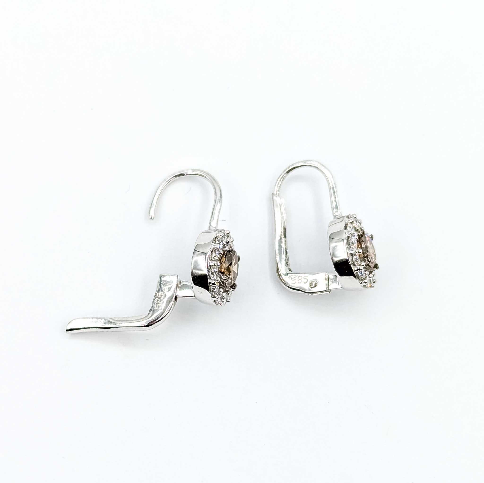 Taille ronde Boucles d'oreilles LeVian en or blanc 14k incrustées de diamants captivants en vente