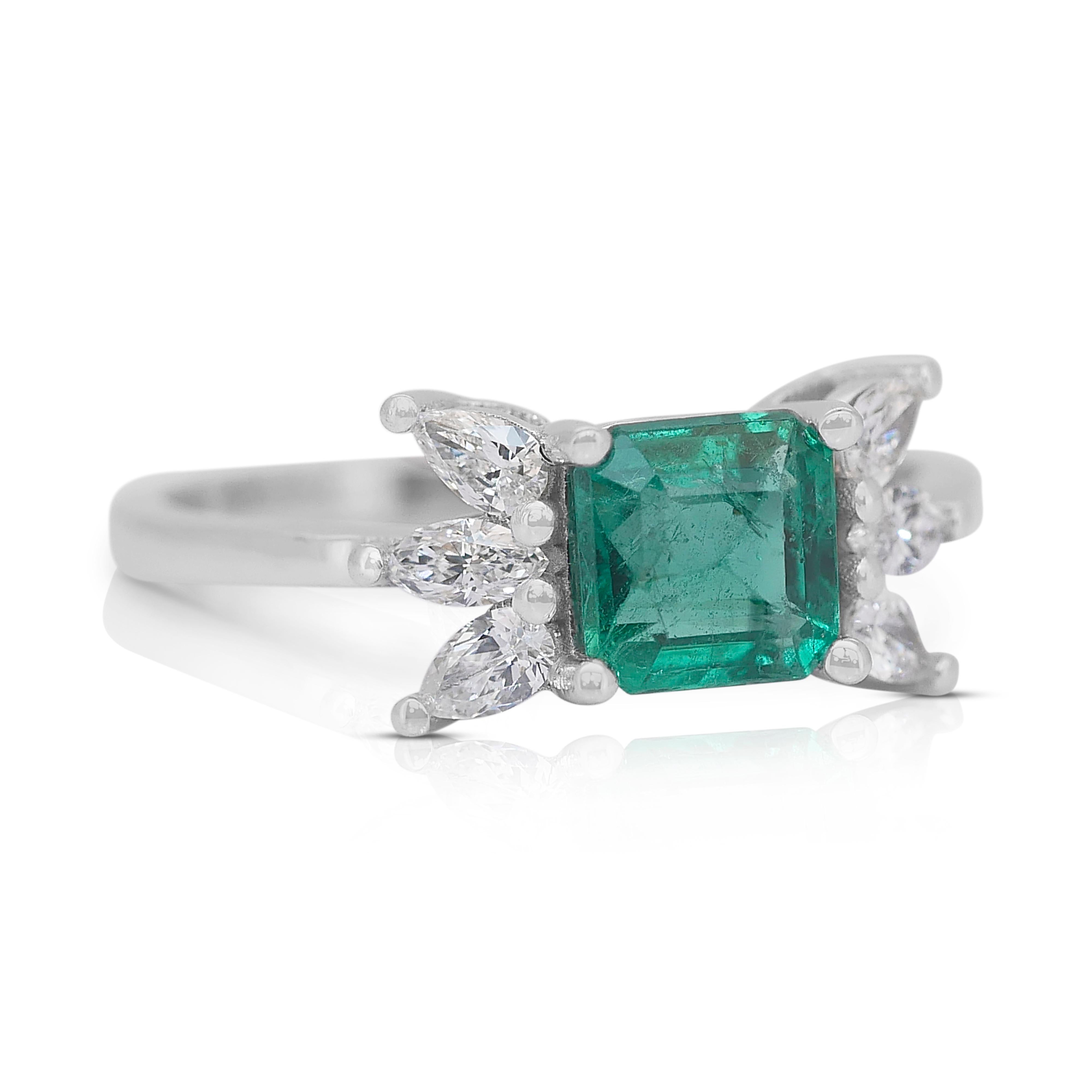 Bezaubernder Smaragd- und Diamant-Cluster-Ring aus 18 Karat Weißgold - GIA-zertifiziert

Ein Meisterwerk der Raffinesse: Dieser Ring aus 18 Karat Weißgold präsentiert einen atemberaubenden achteckigen Smaragd von 0,99 Karat, der einen tiefen,