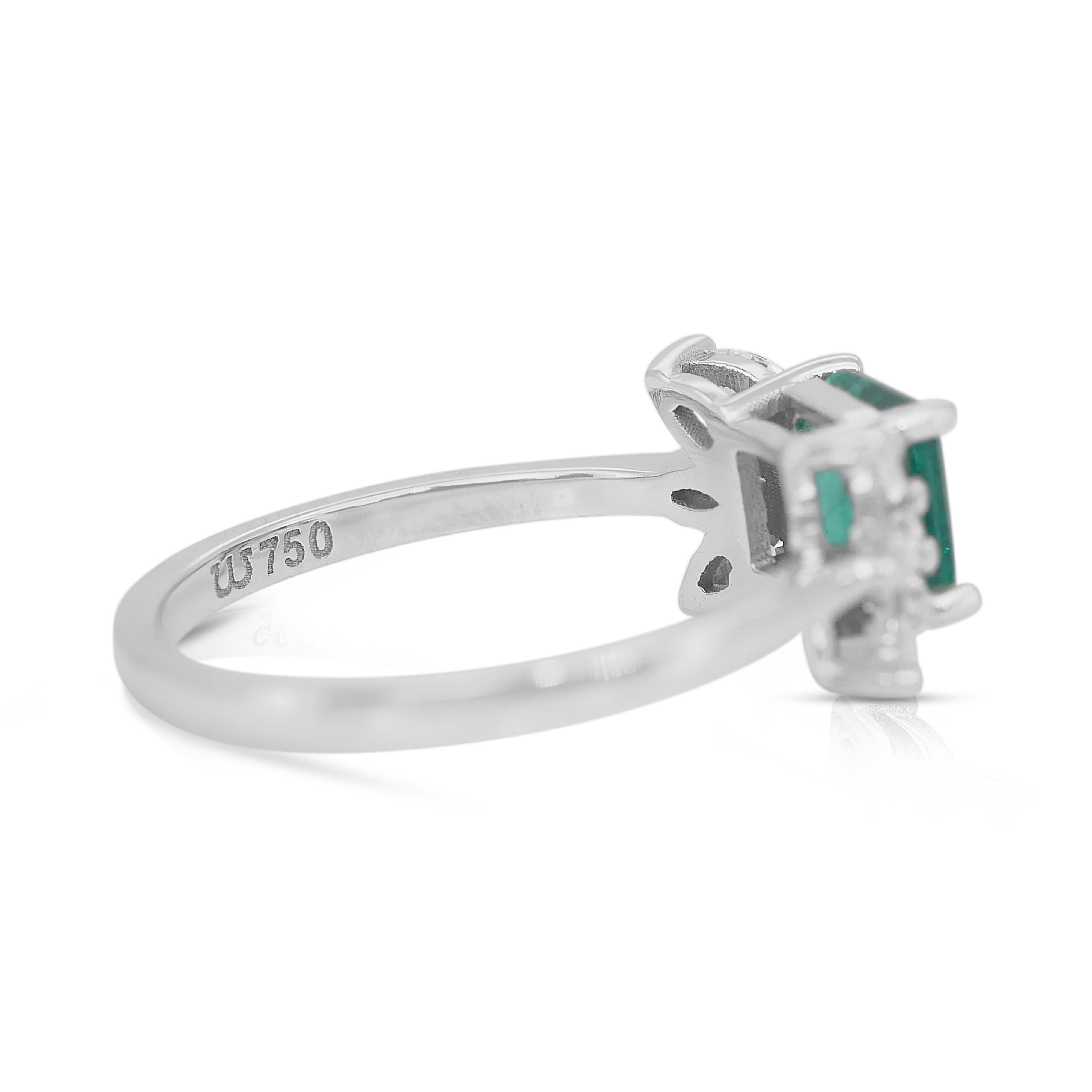Bezaubernder Smaragd- und Diamant-Cluster-Ring aus 18 Karat Weißgold - GIA-zertifiziert (Achteckschliff) im Angebot