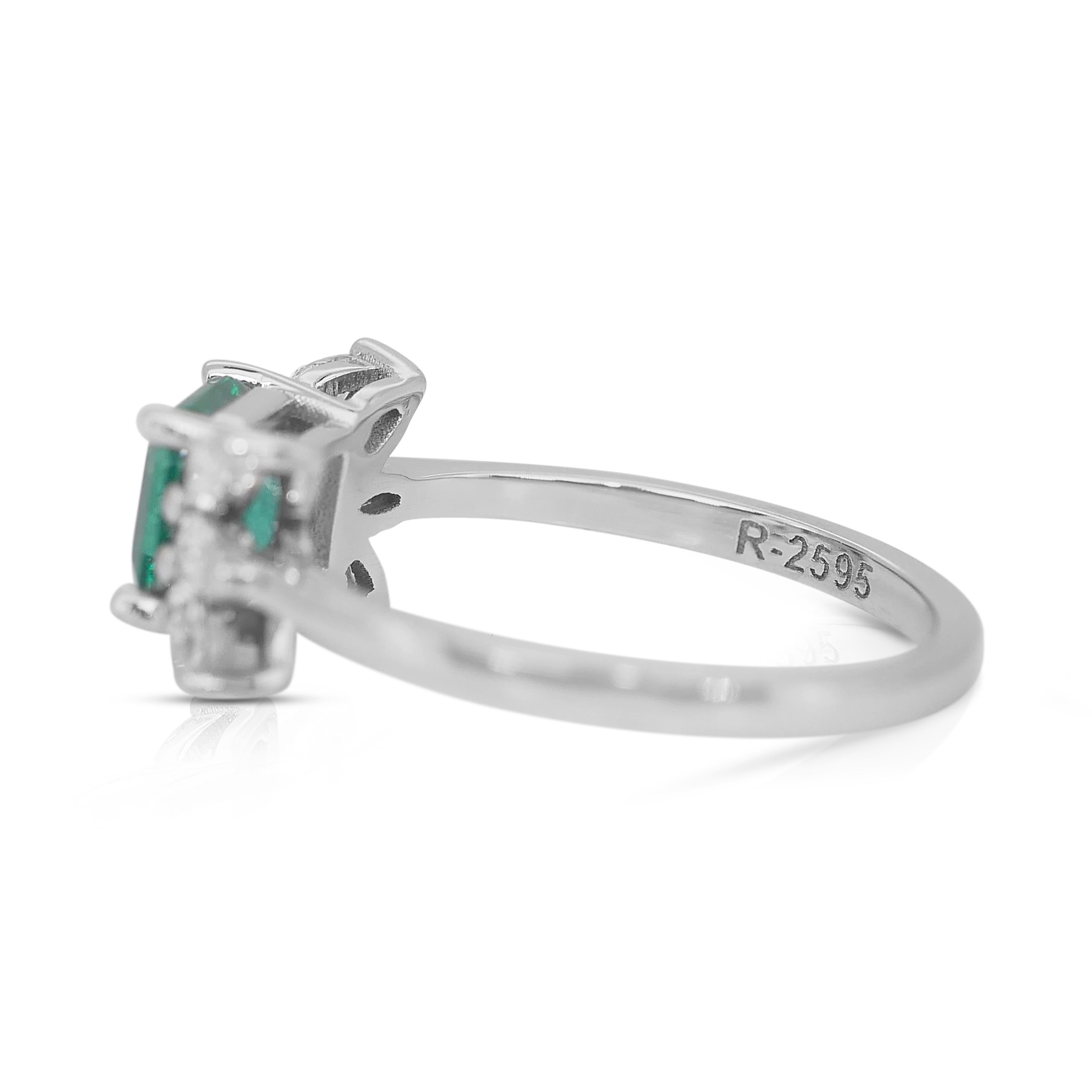 Bezaubernder Smaragd- und Diamant-Cluster-Ring aus 18 Karat Weißgold - GIA-zertifiziert im Zustand „Neu“ im Angebot in רמת גן, IL