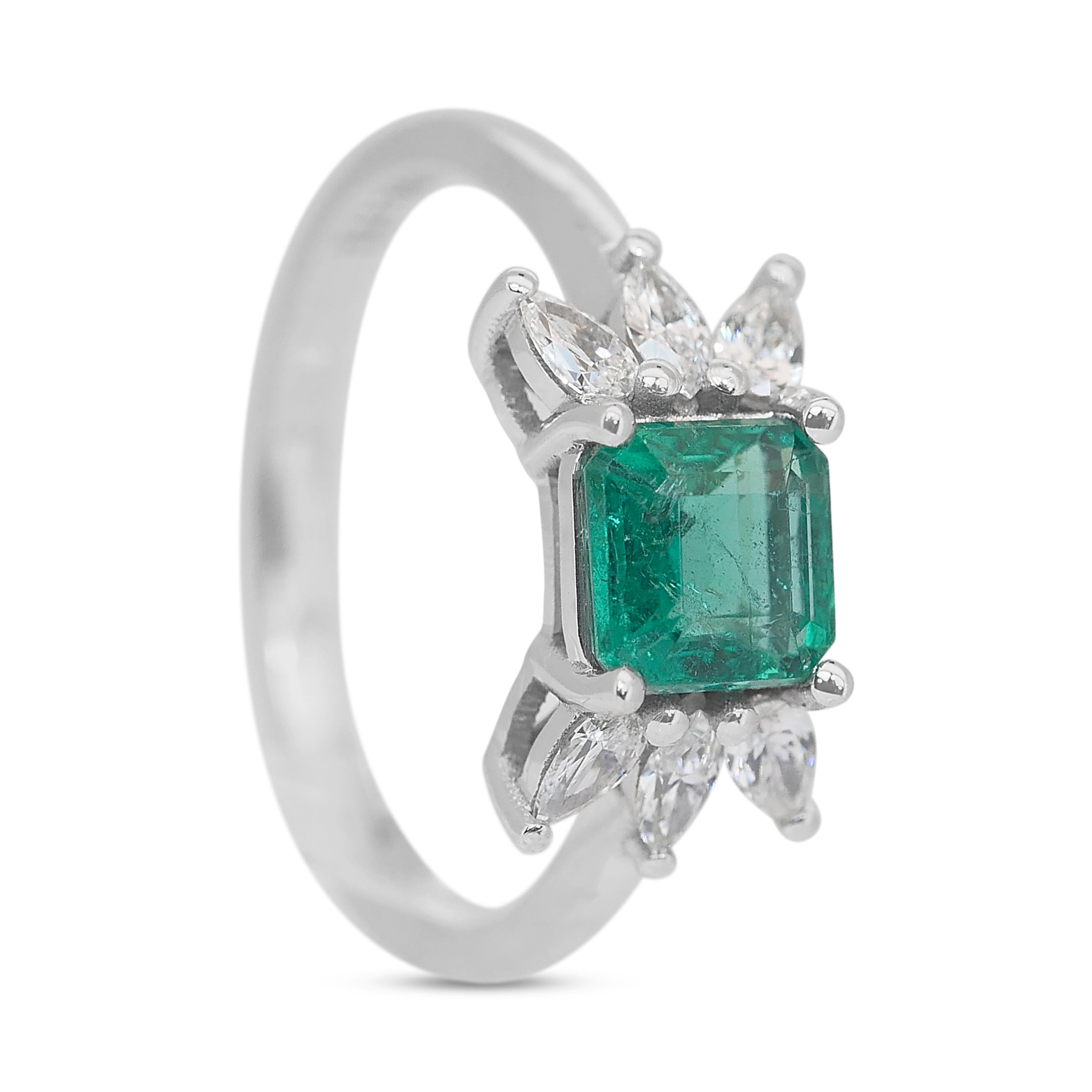 Bezaubernder Smaragd- und Diamant-Cluster-Ring aus 18 Karat Weißgold - GIA-zertifiziert im Angebot 2