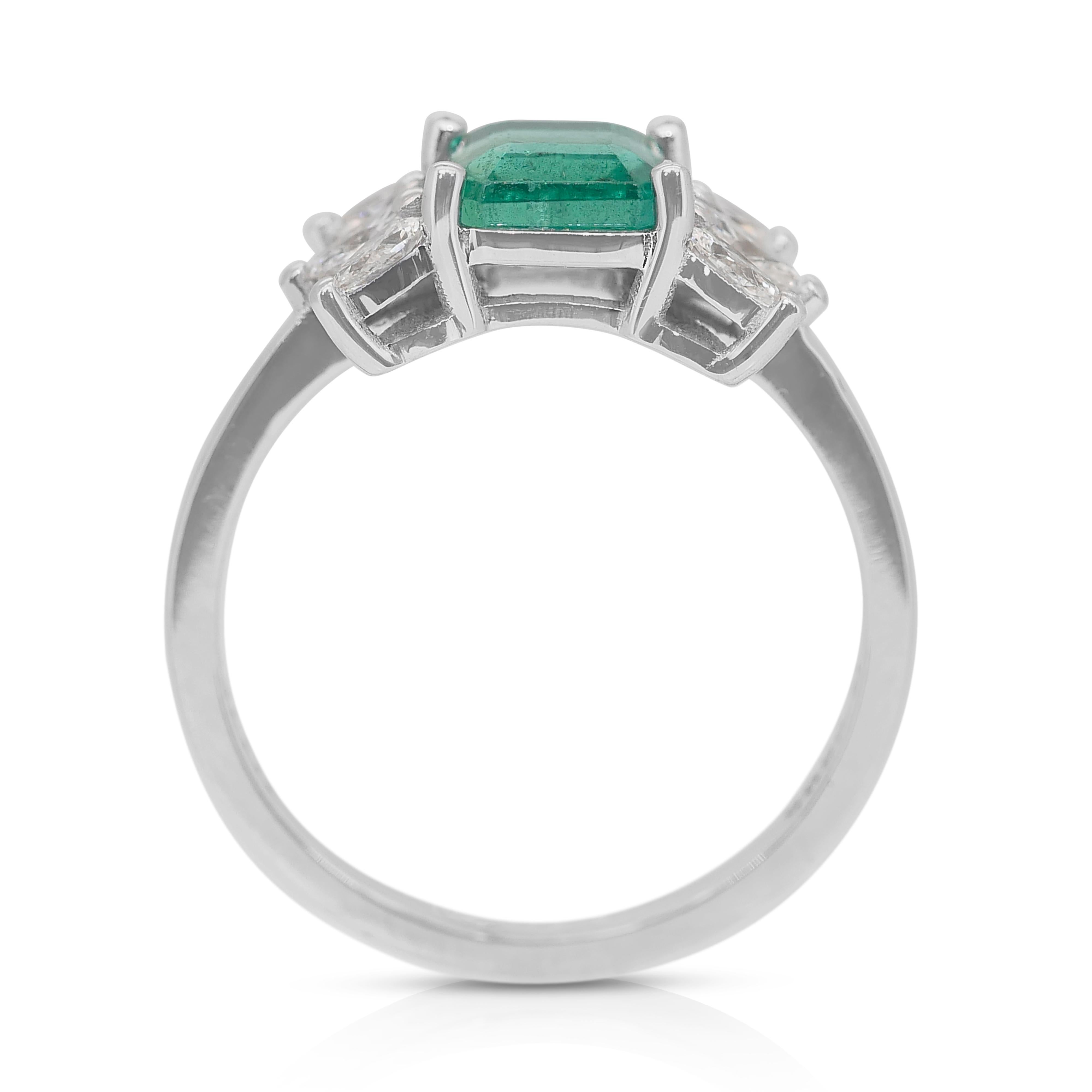 Bezaubernder Smaragd- und Diamant-Cluster-Ring aus 18 Karat Weißgold - GIA-zertifiziert im Angebot 3