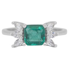 Cautivador Anillo Racimo de Esmeraldas y Diamantes en Oro Blanco de 18k - Certificado GIA
