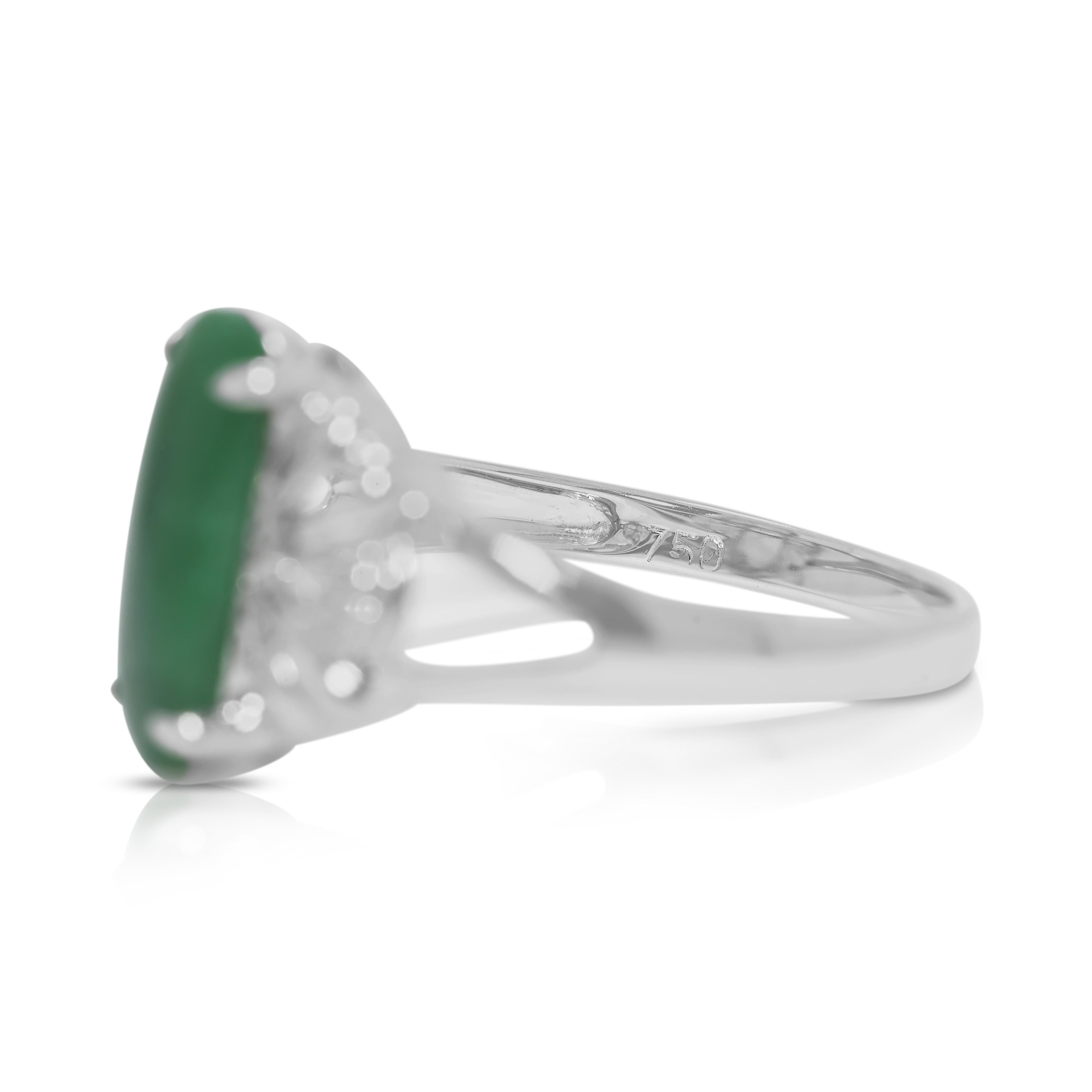 Captivating Green Jade & 0.03ct Natural Diamond Ring in 18K White Gold In Excellent Condition For Sale In רמת גן, IL