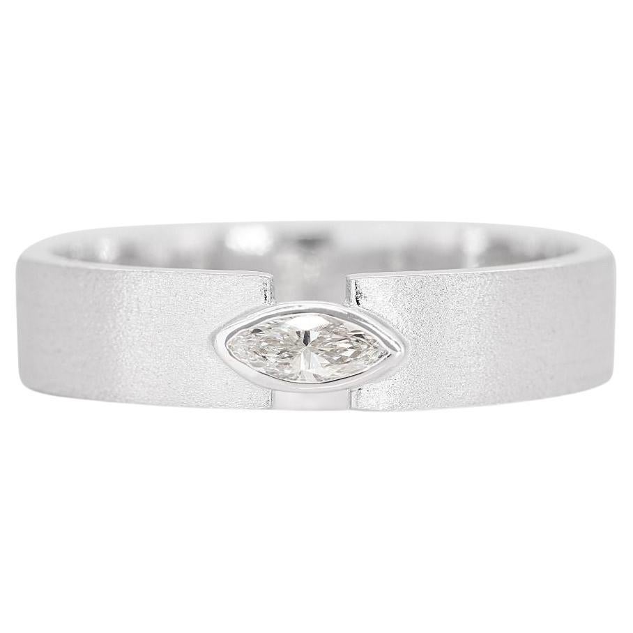 Captivant bague solitaire marquise en or blanc 18 carats en vente