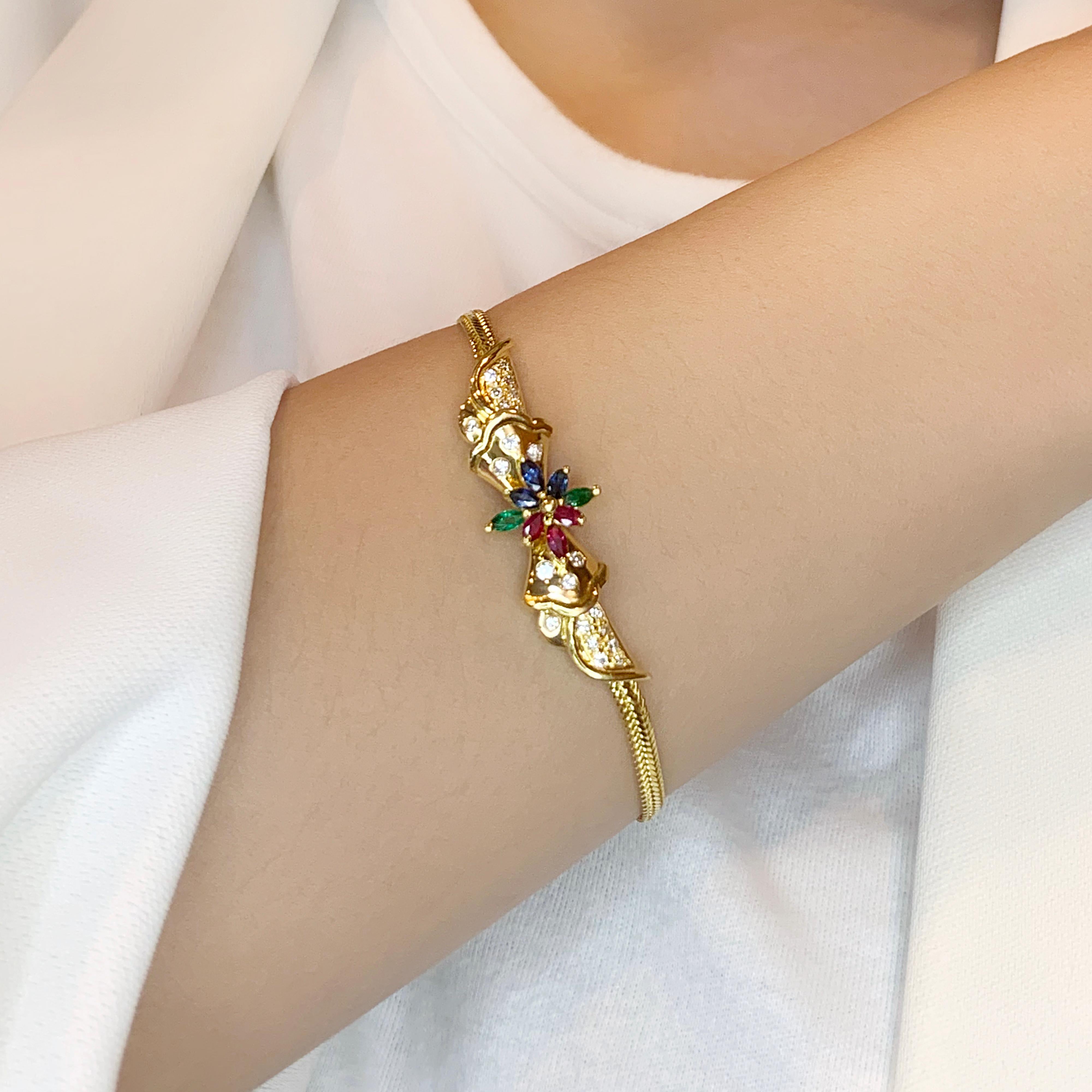 Élevez votre style avec ce bracelet exquis, réalisé en or jaune 18 carats. Le bracelet présente une combinaison captivante de pierres précieuses :

Pierres principales : 3 saphirs de forme marquise d'un poids total de 0,12 carat, chacun d'eux
