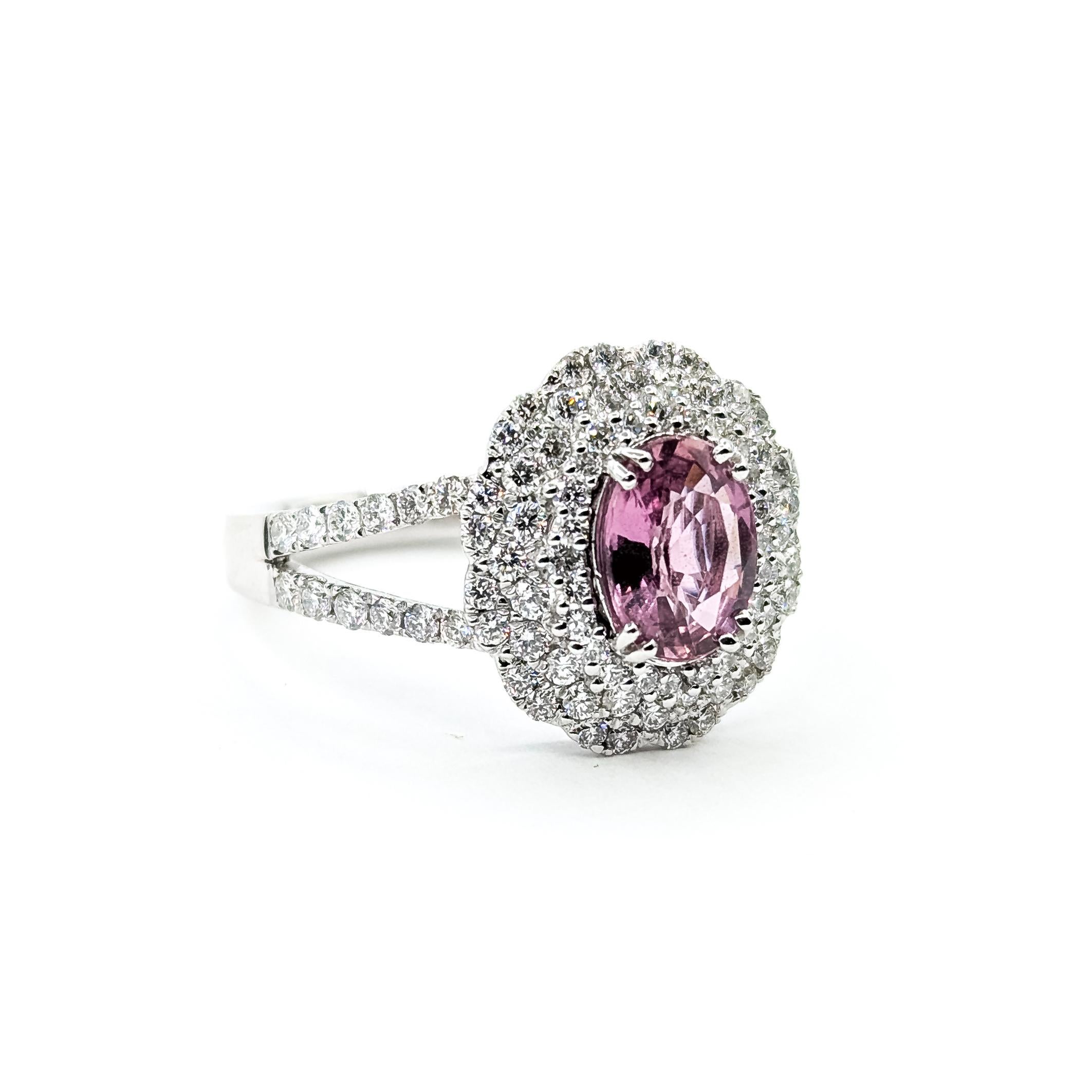 Captivante bague à double halo en saphir rose et diamant en platine

Cette bague en platine est ornée d'un saphir rose de 1,38 ct, mis en valeur par un élégant double halo de diamants ronds d'une valeur totale de 0,92 ct. Le halo festonné ajoute de