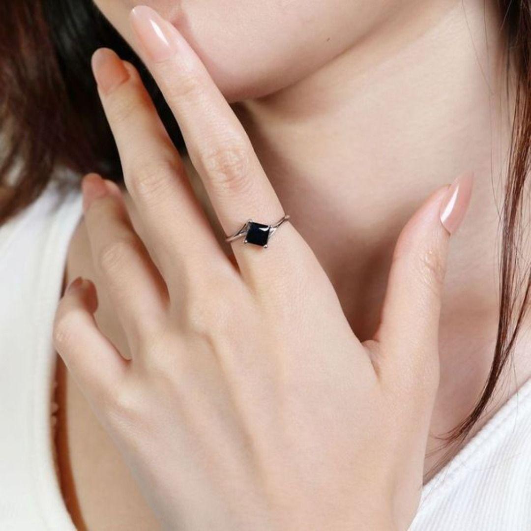 Fesselnder Solitärring mit Saphir im Prinzessinnenschliff aus 14 Karat Weißgold im Angebot 2