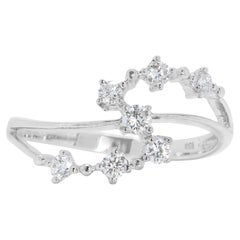 Accattivante anello con cluster di diamanti naturali da un quarto di carato in oro bianco 18 carati