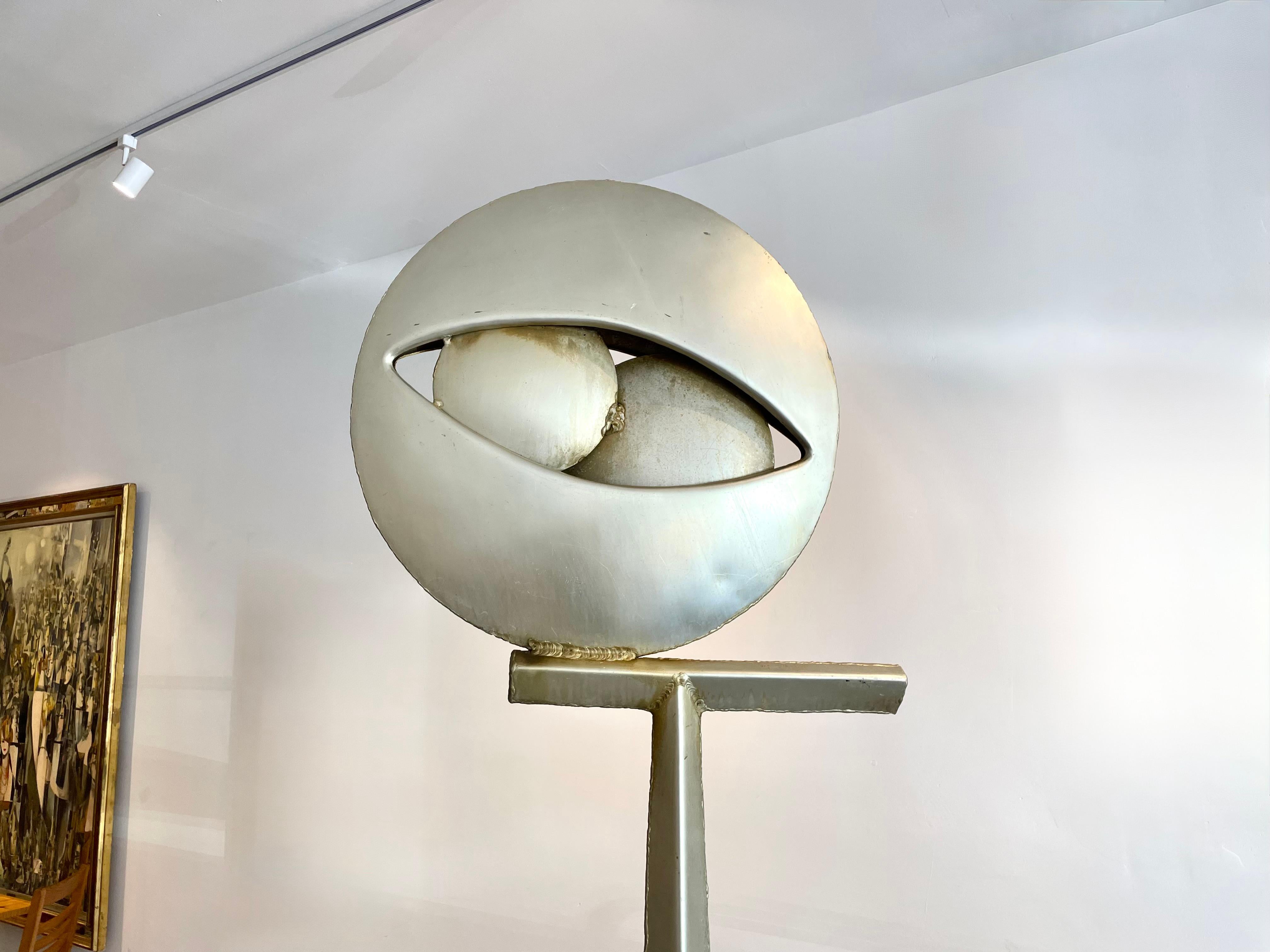 Un'imponente e alta scultura geometrica del rinomato artista francese Guy Lartigue, apprezzato per le sue fontane monumentali da esterno e per le sue opere scultoree che catturano con maestria l'armoniosa coerenza tra le forme e che evidenziano la