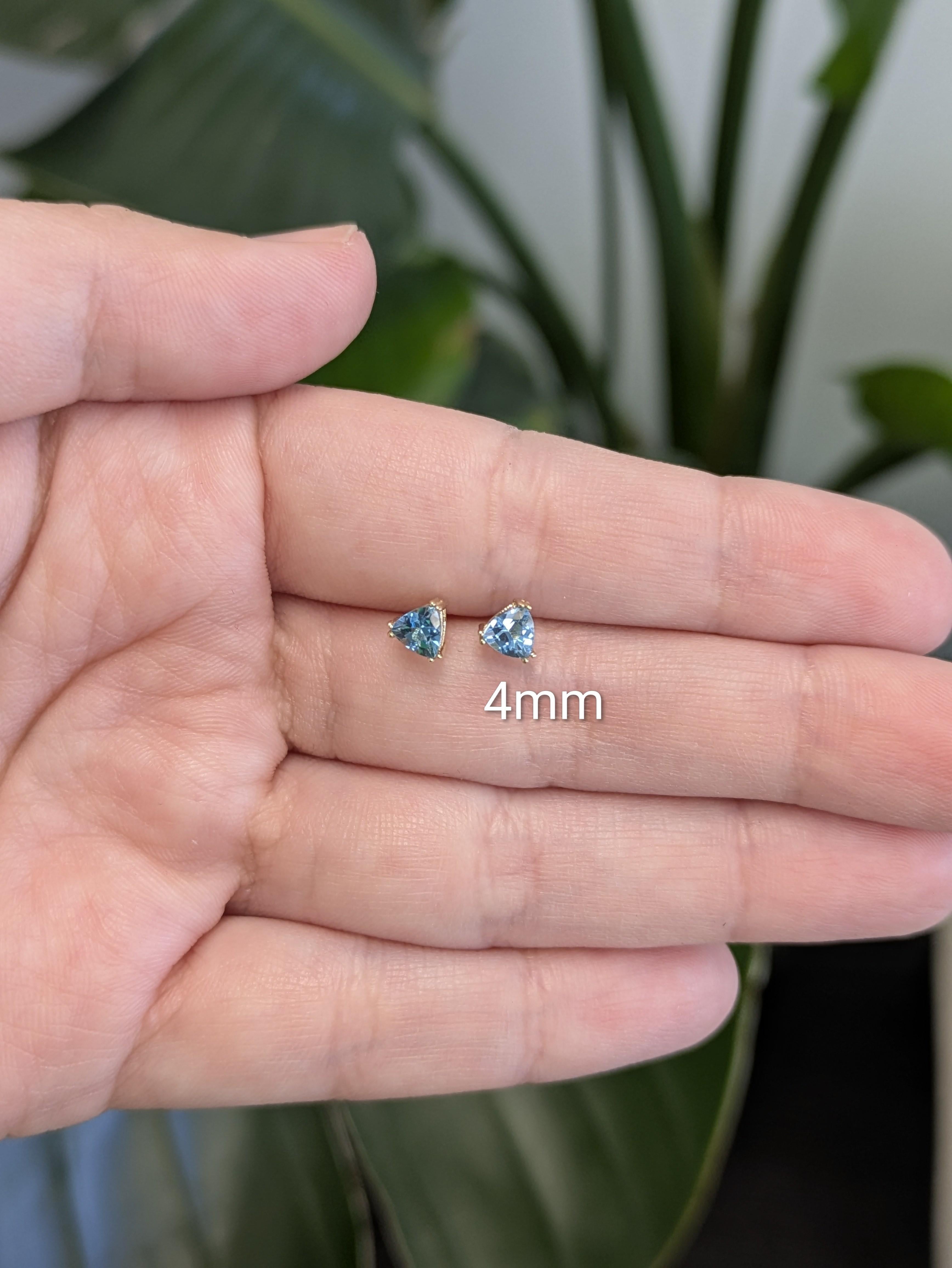 Moderno Accattivanti orecchini solitari in topazio svizzero: Oro massiccio 14k, Trillion 4mm in vendita