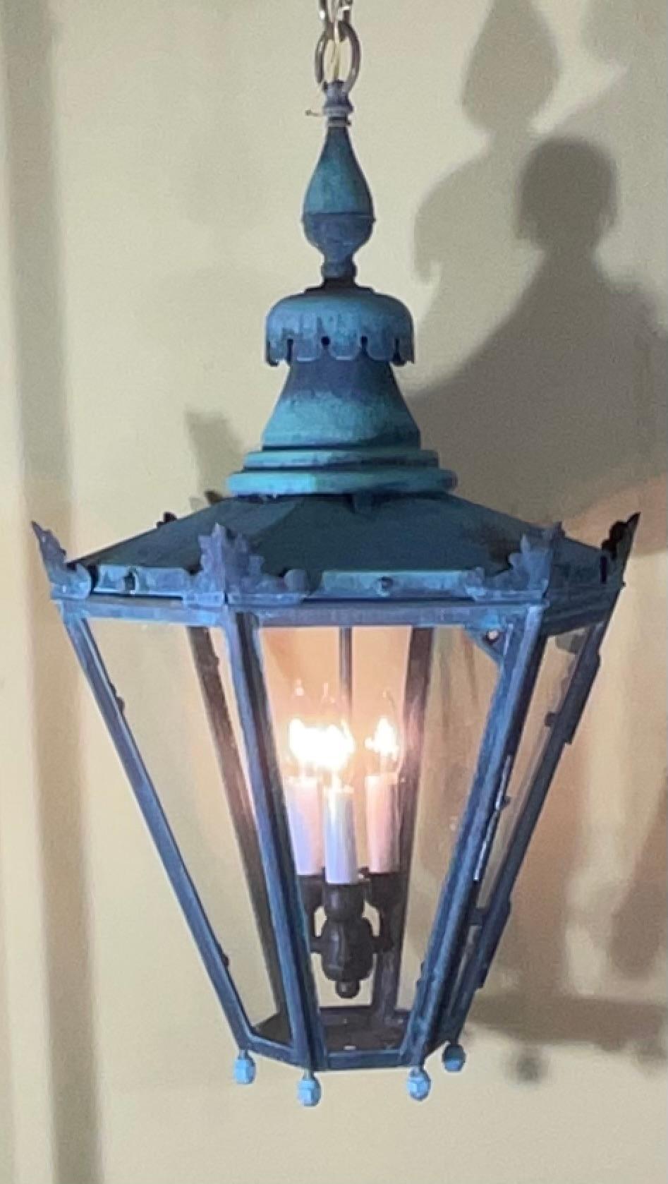 Elegia la tua casa o il tuo spazio esterno con l'eleganza senza tempo di questa lanterna a sospensione vintage. Realizzata con una ricca miscela di ottone massiccio e rame, questa imponente lampada emana carattere e raffinatezza, richiamando