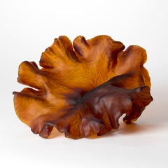 Captured Stillness, œuvre d'art en verre coulé de Monette Larsen sur le thème du corail ambre foncé