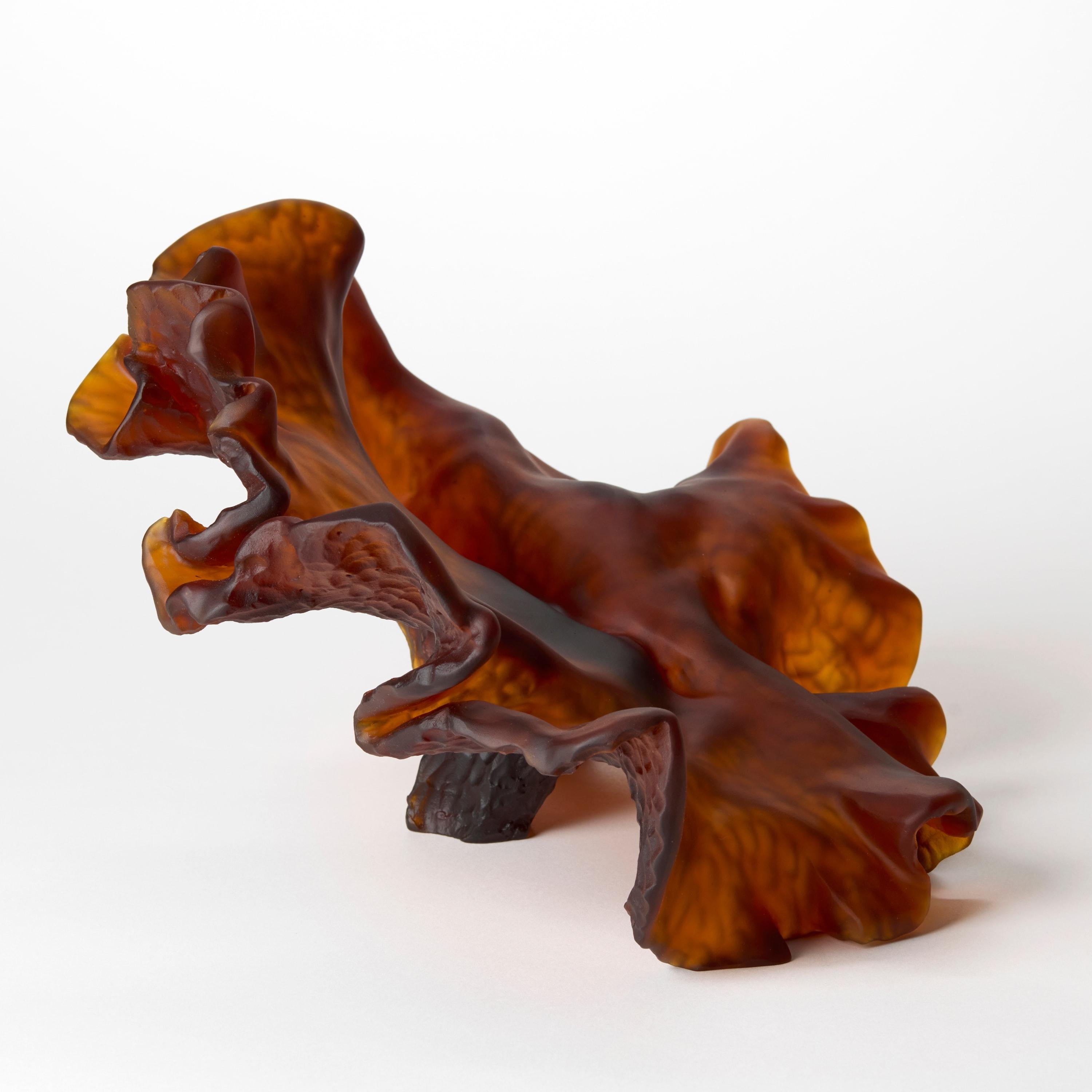 Gefangene Stille, bernsteinfarbenes Gussglas-Kunstwerk mit Korallenmotiv von Monette Larsen (Britisch) im Angebot