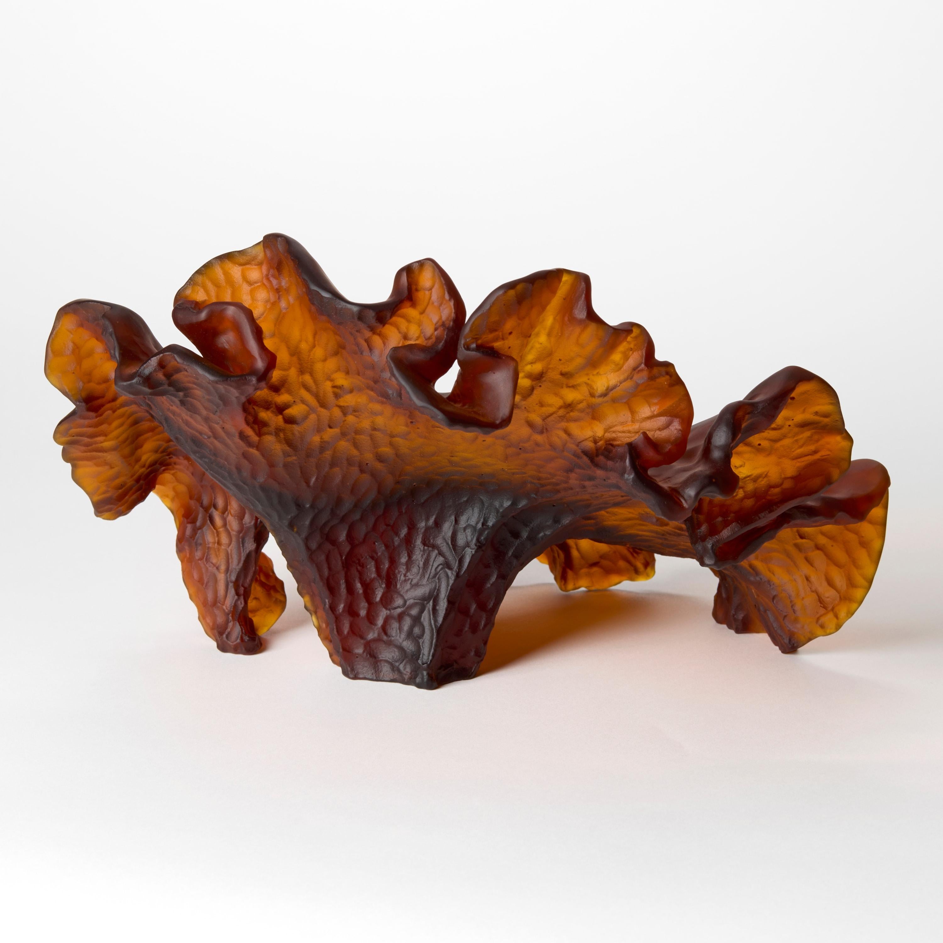 Gefangene Stille, bernsteinfarbenes Gussglas-Kunstwerk mit Korallenmotiv von Monette Larsen (Gegossen) im Angebot