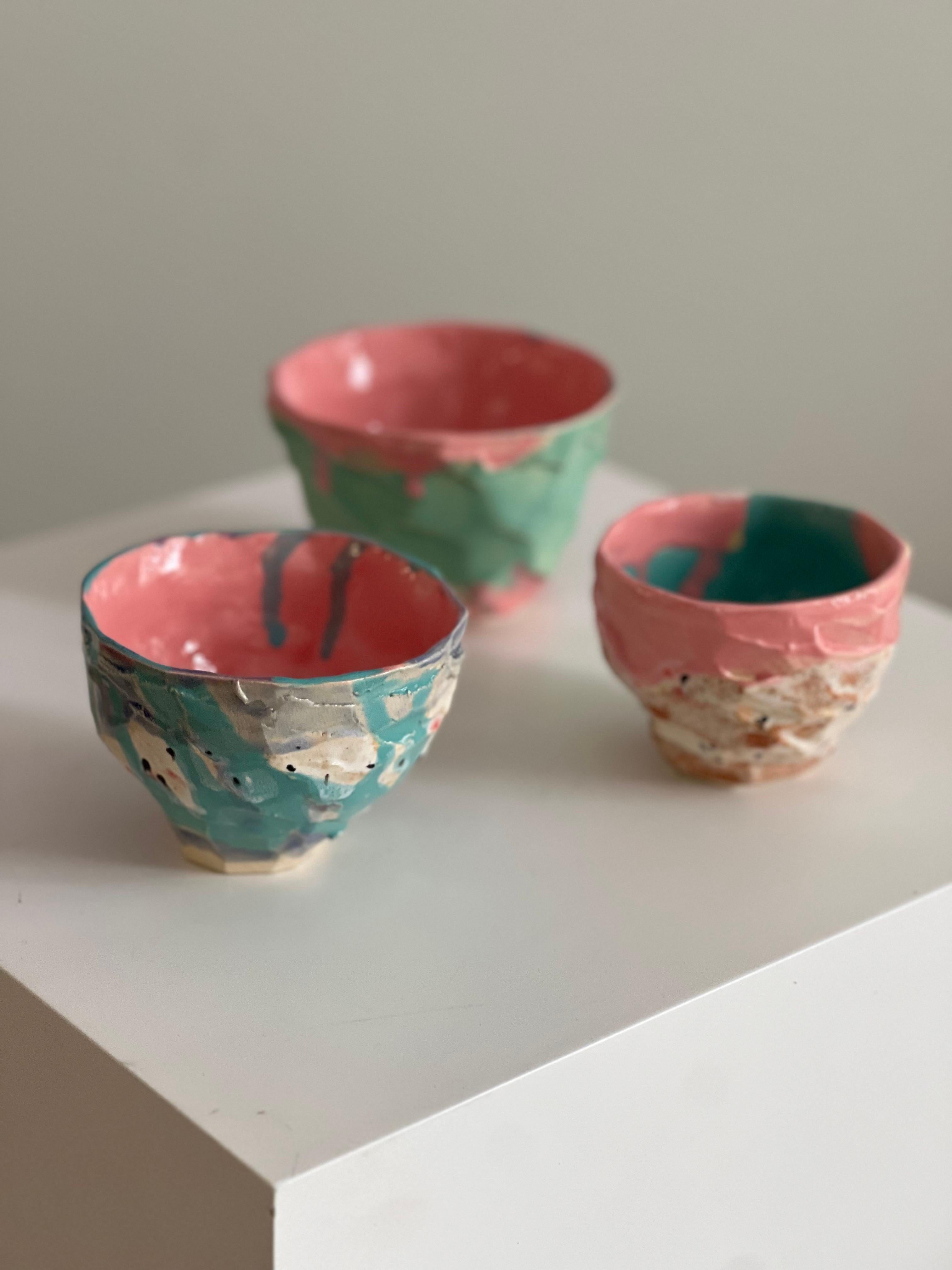 Un set de tasses fait à la main pour vos moments de détente. Ils ont une esthétique anglo-japonaise, qui traduit la fascination de l'artiste pour la culture japonaise.
Pièces uniques en grès, sculptées et peintes à la main.
La recherche est évidente