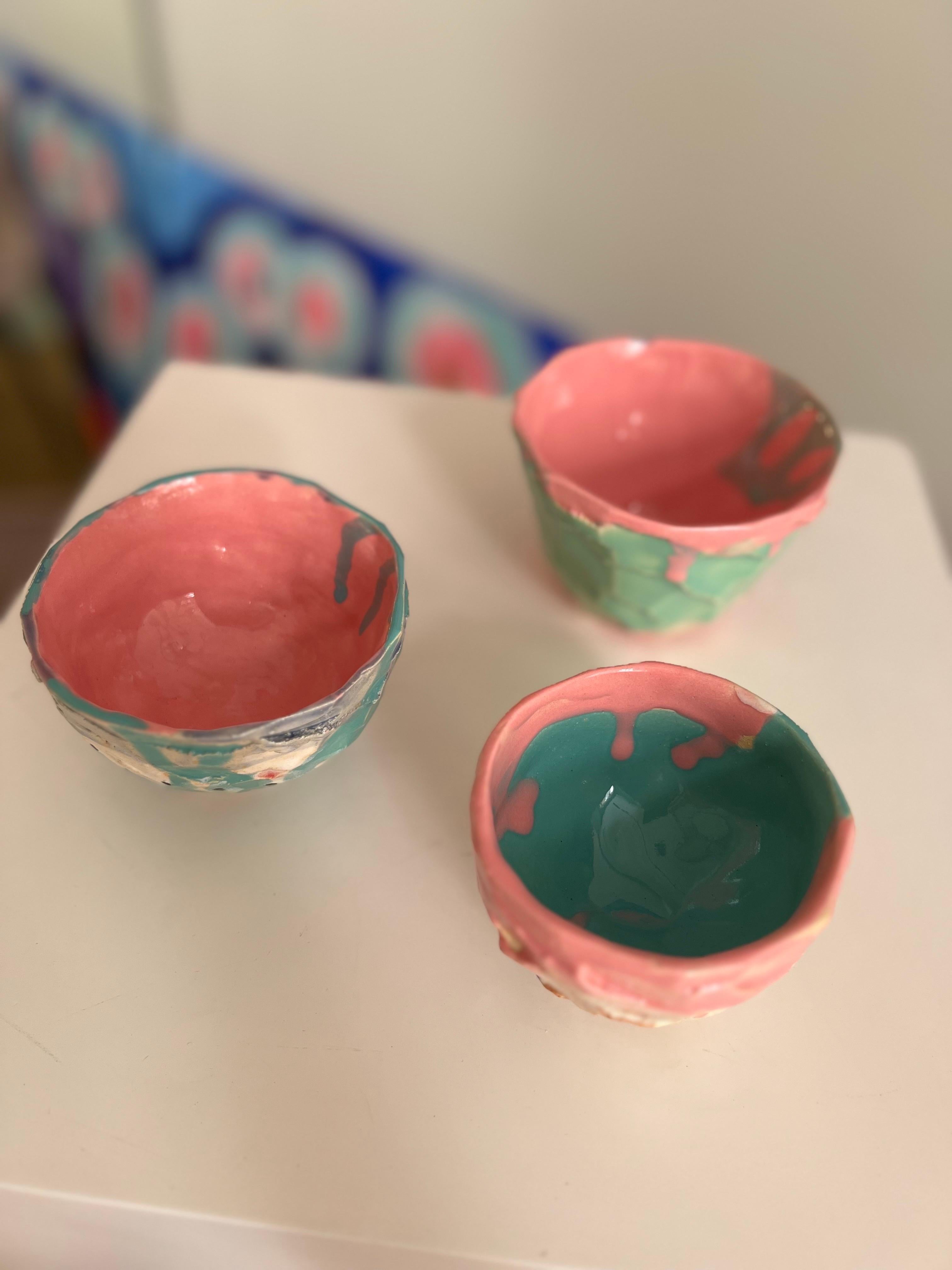 Sculpté à la main Tasses à café Kurinuki en grès coloré d'inspiration japonaise de Hania Jneid en vente