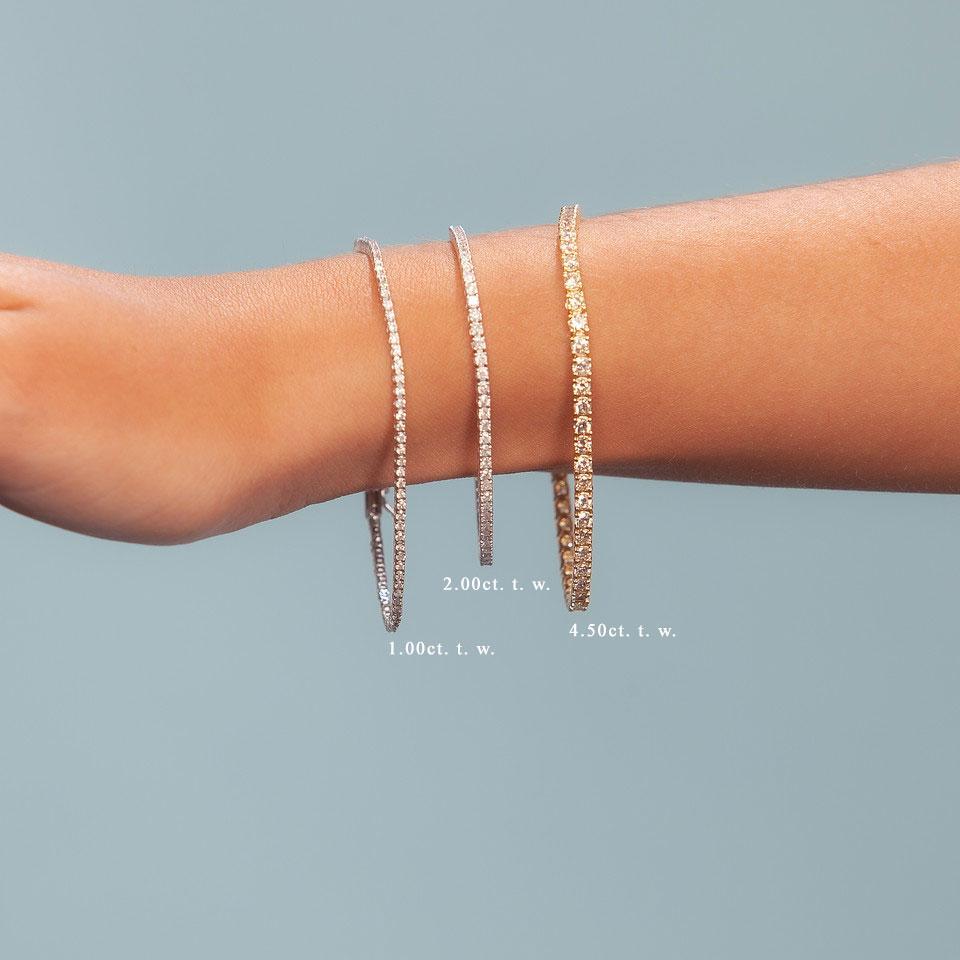 Capucelli Tennisarmband, natürliche Diamanten 1,86 Karat (t.w.), 14 Karat Gold, 4 Zacken im Zustand „Neu“ im Angebot in Great Neck, NY