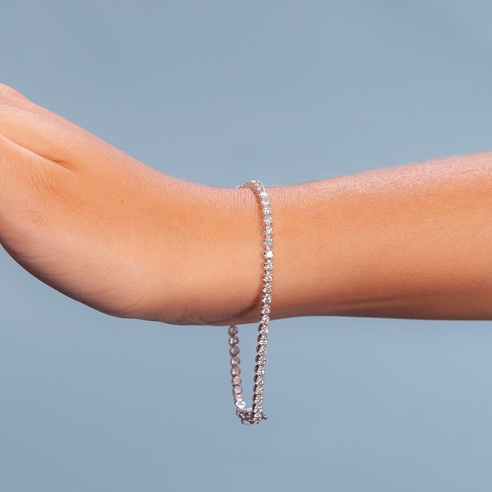 Magnifique bracelet tennis en diamants. Un élément de base de votre collection de bijoux. Fabriqué à la main à New York. Ce bracelet tennis présente une délicate chaîne en forme de boîte ornée de dizaines de diamants blancs scintillants. La qualité