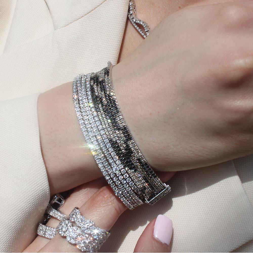Magnifique bracelet tennis en diamants. Un élément de base de votre collection de bijoux. Fabriqué à la main à New York. Ce bracelet tennis présente une délicate chaîne en forme de boîte ornée de dizaines de diamants blancs scintillants. La qualité