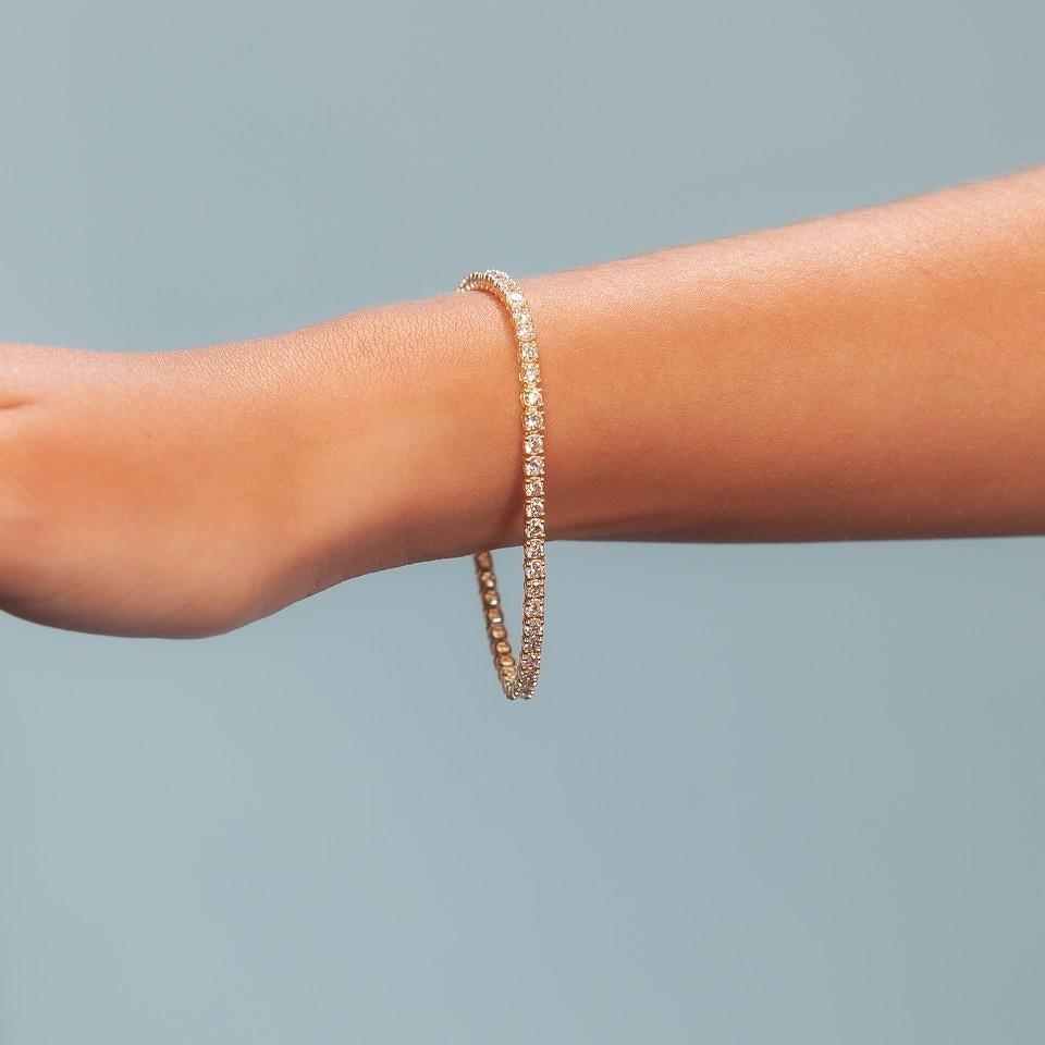 Magnifique bracelet tennis en diamants. Un élément de base de votre collection de bijoux. Fabriqué à la main à New York. Ce bracelet tennis présente une délicate chaîne en forme de boîte ornée de dizaines de diamants blancs scintillants. La qualité