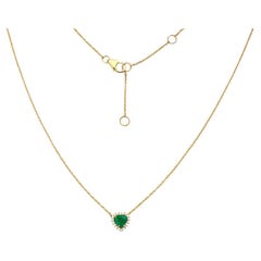 Capucelli Herzförmiger Smaragd mit Diamant-Halo-Halskette (0,96 Karat) aus 14 Karat Gold