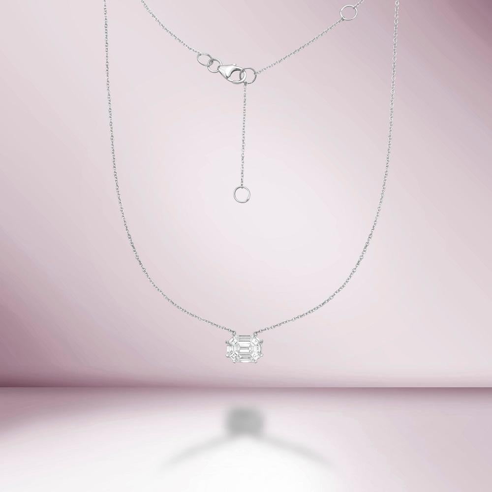 Le collier de diamants taille émeraude à illusion horizontale de forme rectangulaire met en valeur la beauté de quelques diamants dans un design de forme émeraude.
La forme rectangulaire ajoute une touche élégante et sophistiquée au collier, tandis