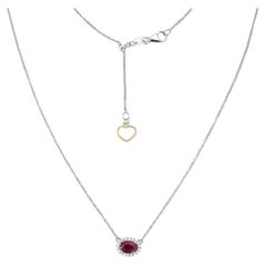 Capucelli Halskette (0,59 Karat) aus 18 Karat Gold mit ovalem rotem Rubin und Diamant-Halo