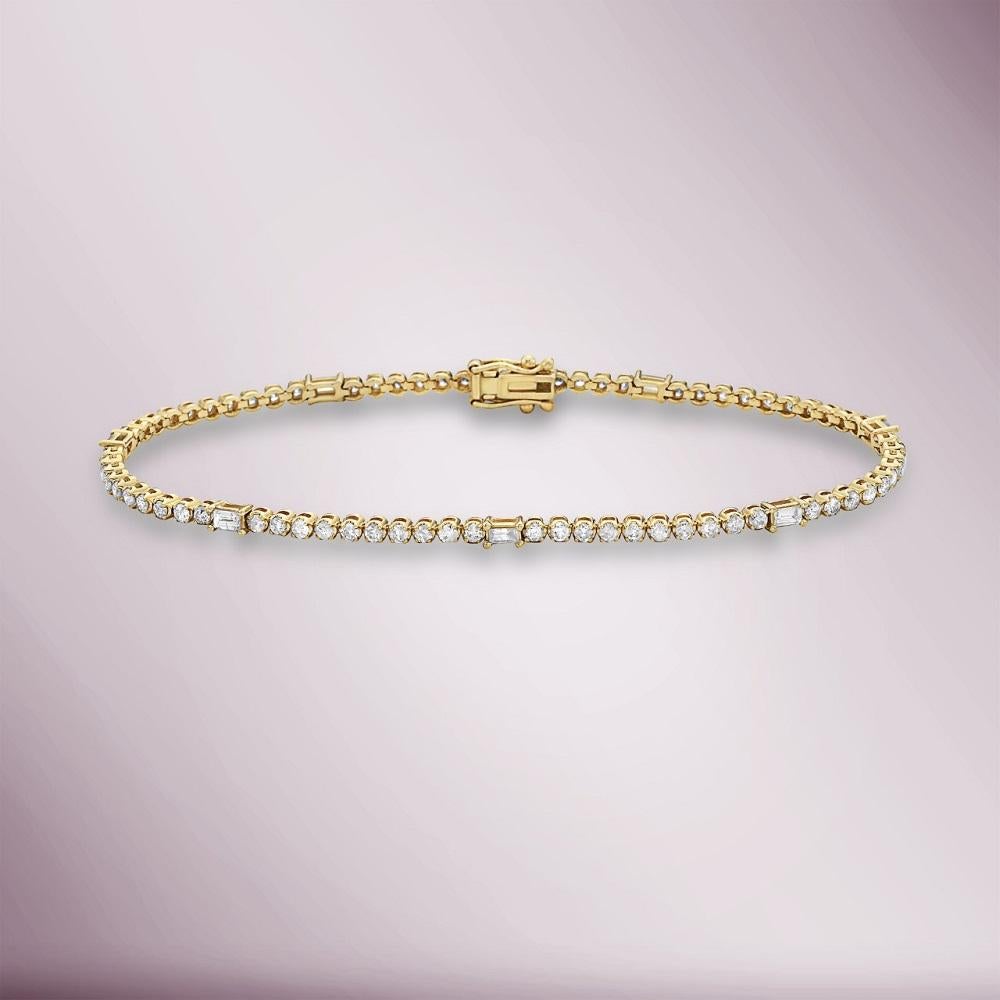 Das runde & Baguette-Diamanten-Tennisarmband (1,25 Karat) aus 14-karätigem Gold ist ein atemberaubendes Schmuckstück, das klassische Eleganz mit einem Hauch von moderner Raffinesse verbindet. Dieses sorgfältig und mit viel Liebe zum Detail