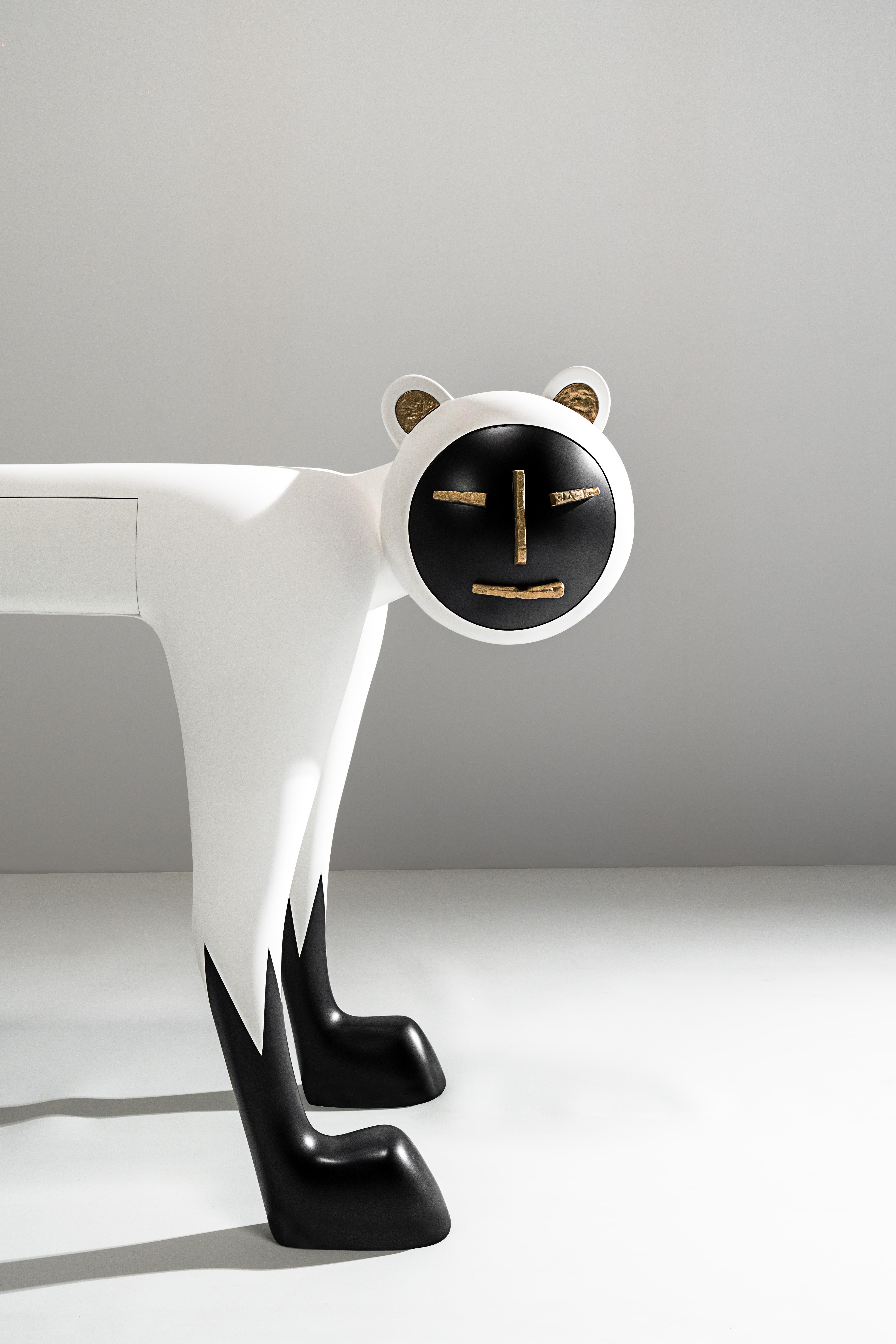 Il tavolo Capucine Black & White è un giocoso tavolo da scrittura a forma di scimmia con una luce alla fine della sua storia e simpatici tratti del viso in ottone brunito. Un piccolo cassetto sulla pancia la rende ancora più funzionale

Ama giocare