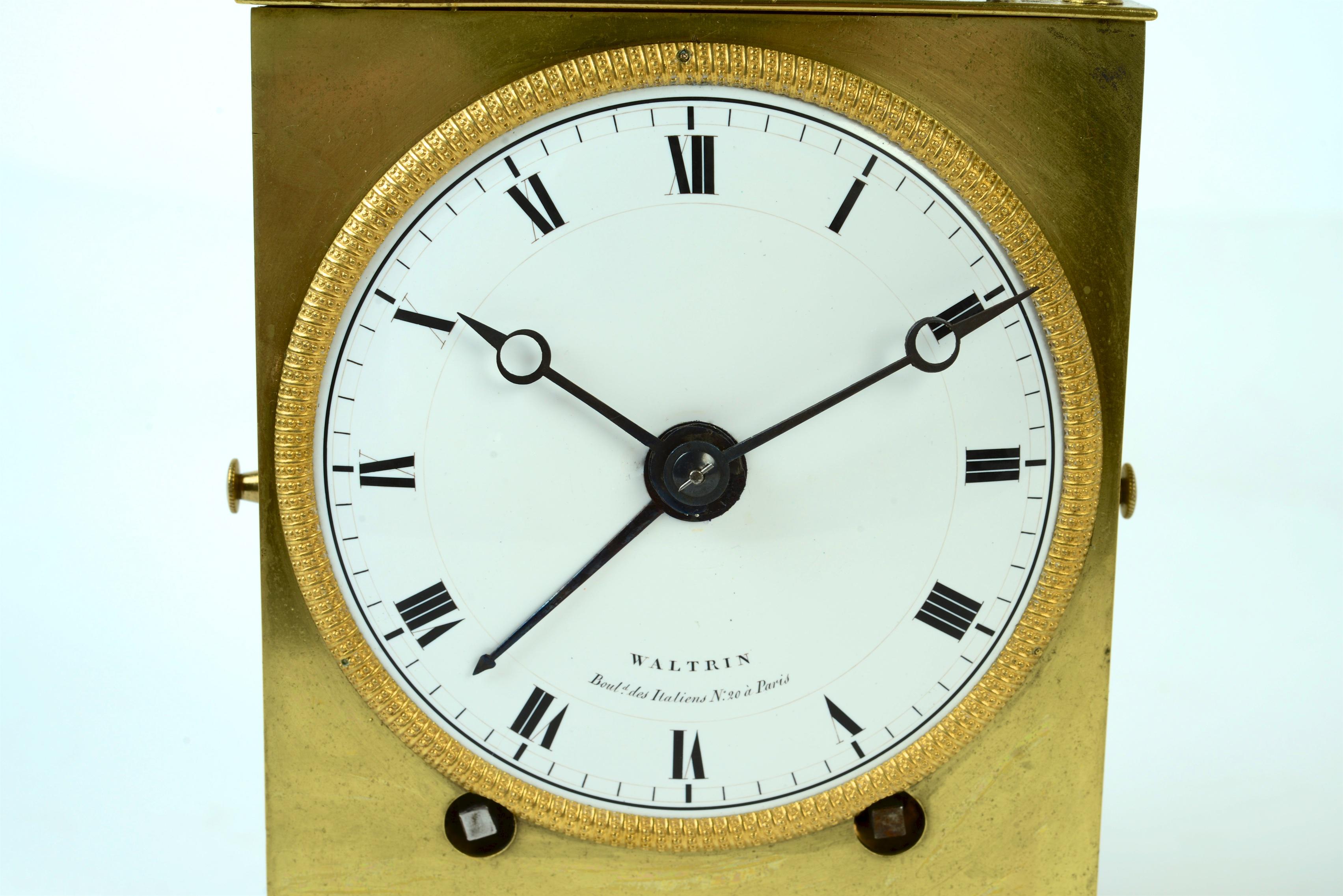 Französische Offiziersuhr Capucine aus dem frühen 19. Jahrhundert, um 1800 von Waltrin. Diese Uhren haben ein Morbier-Uhrwerk. Sie schlagen einmal zur halben Stunde und zur vollen Stunde sowie 2 Minuten nach der vollen Stunde erneut an. Wenn man die