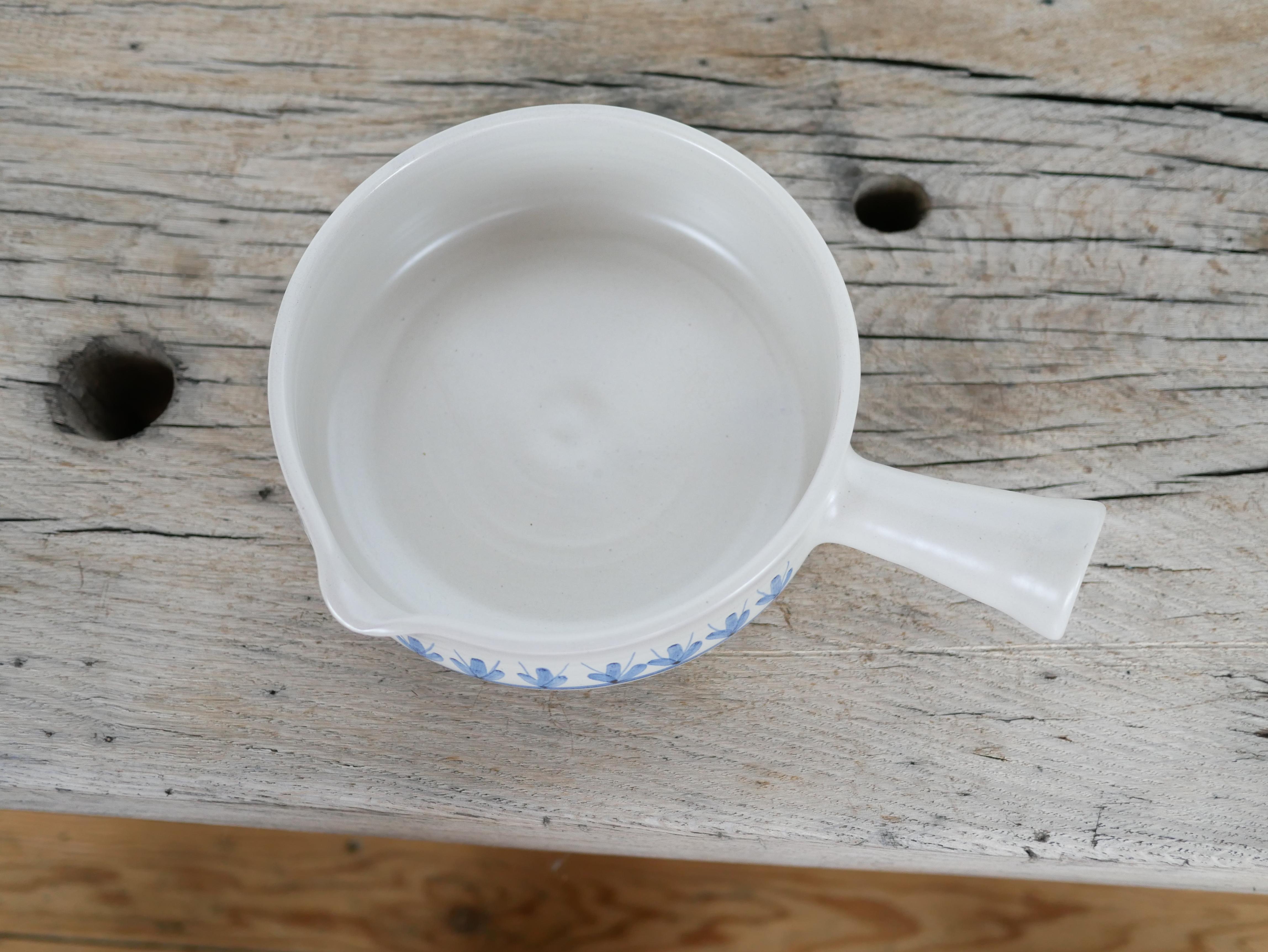 Olla de cerámica para fondue diseñada por la alfarería Le Pot de Terre de Flayosc, Francia, en la década de 1960.

Con su forma moderna y su color mineral, quedará perfecta en una decoración natural, refinada y delicada.
Vajilla con un encanto