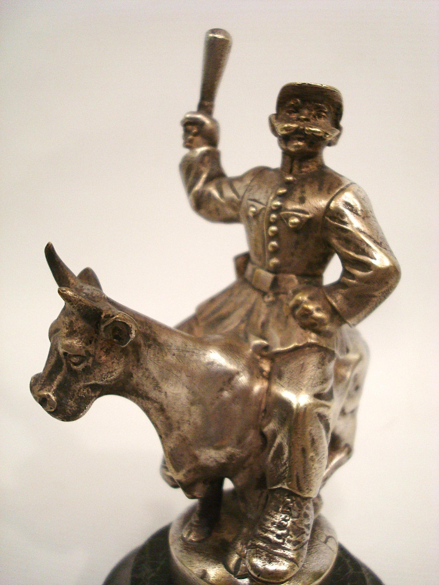 Mascotte dell'auto / Ornamento del cofano Poliziotto che cavalca un toro Scultura in bronzo. Francia 1920 in vendita 2