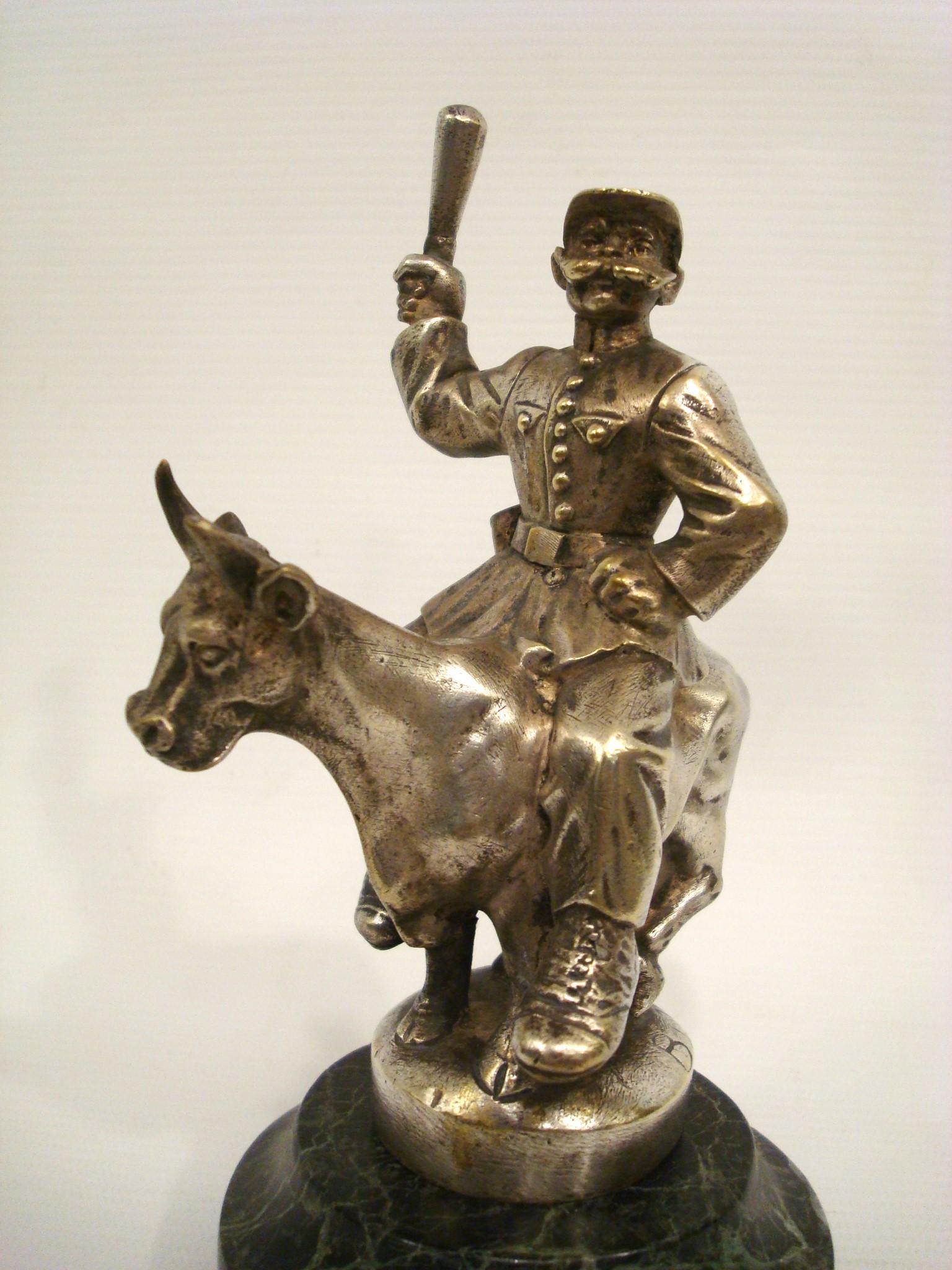Art Déco Mascotte dell'auto / Ornamento del cofano Poliziotto che cavalca un toro Scultura in bronzo. Francia 1920 in vendita