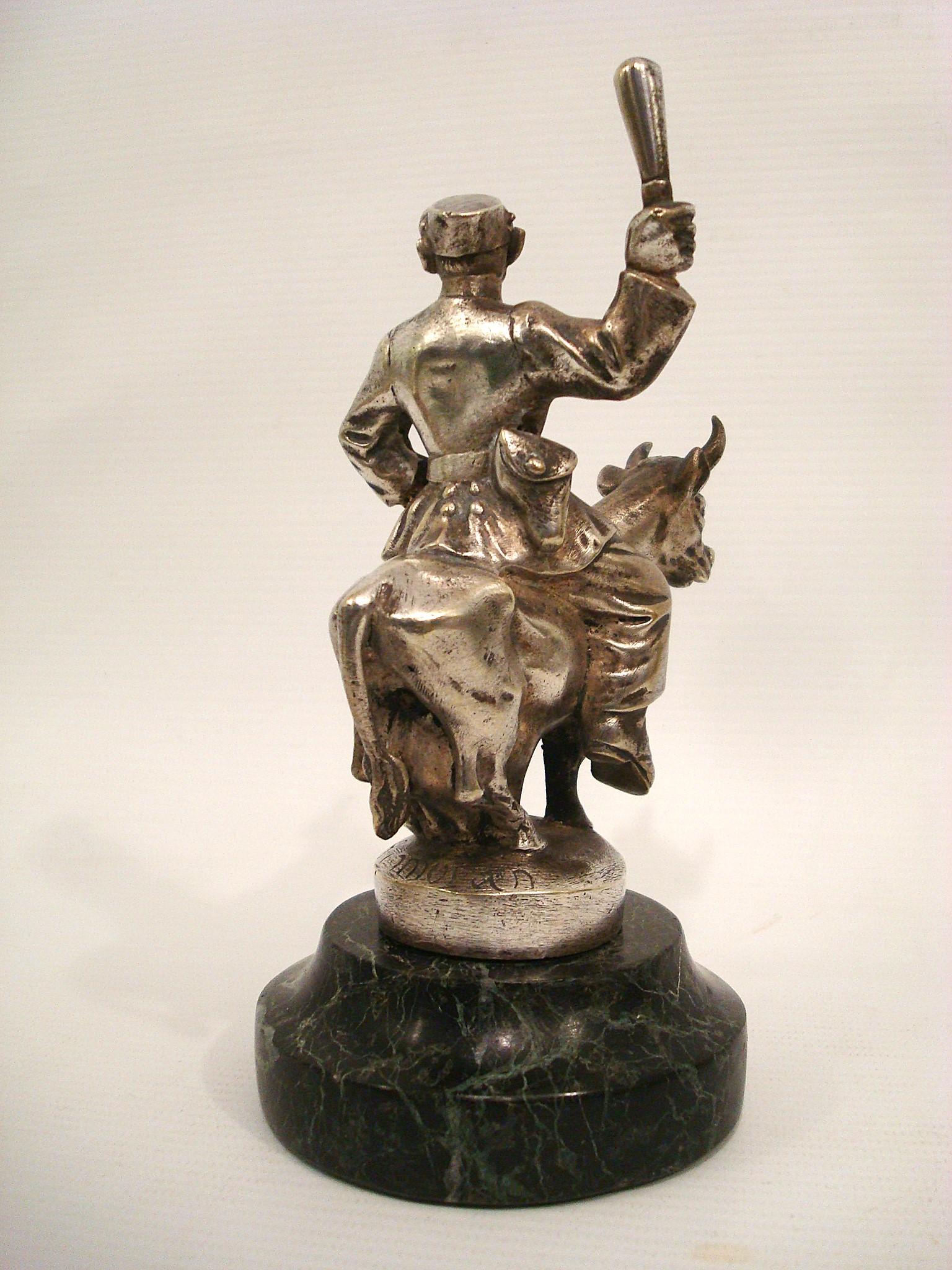 Mascotte dell'auto / Ornamento del cofano Poliziotto che cavalca un toro Scultura in bronzo. Francia 1920 In condizioni buone in vendita a Buenos Aires, Olivos