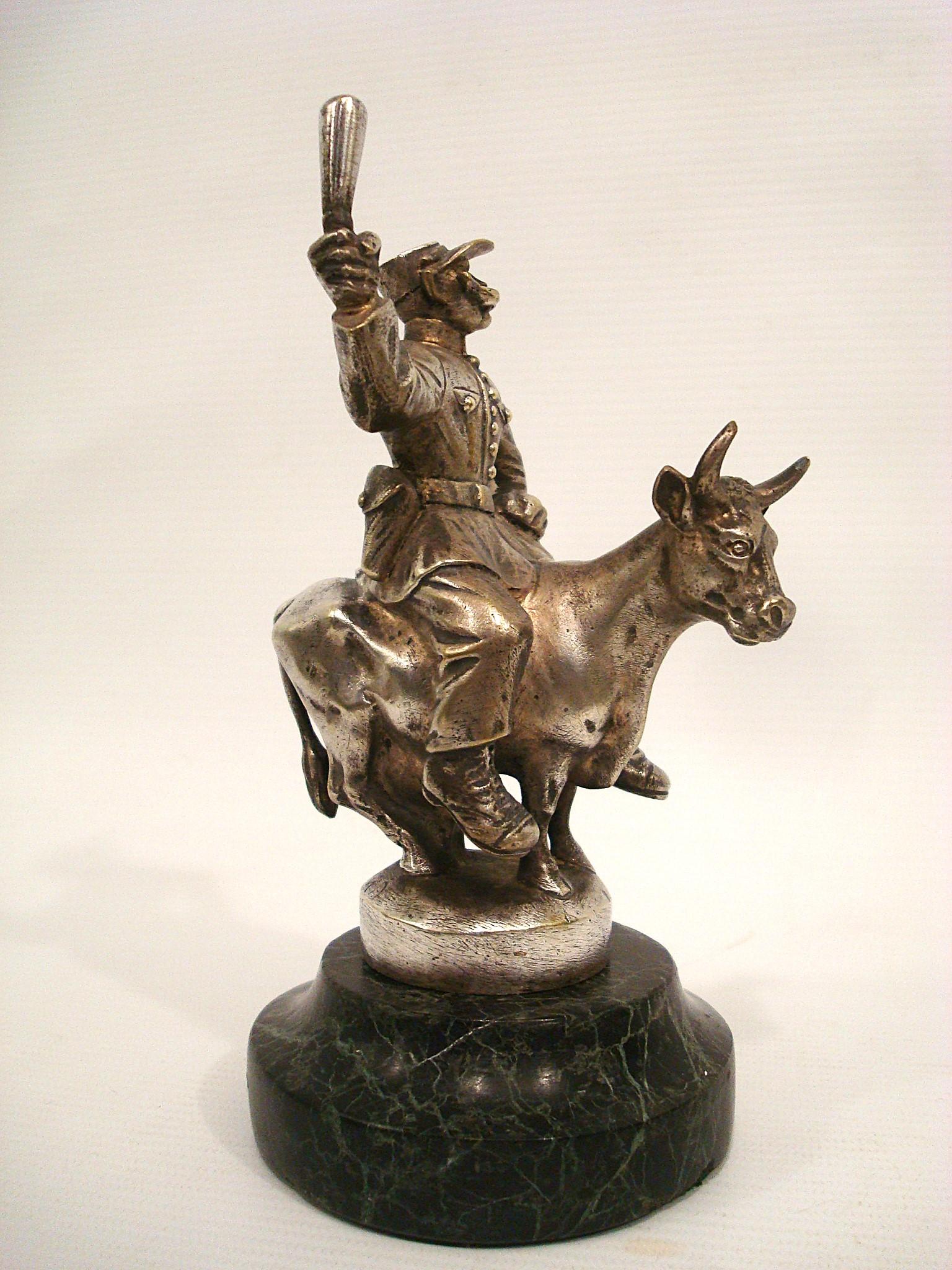 Inizio XX secolo Mascotte dell'auto / Ornamento del cofano Poliziotto che cavalca un toro Scultura in bronzo. Francia 1920 in vendita