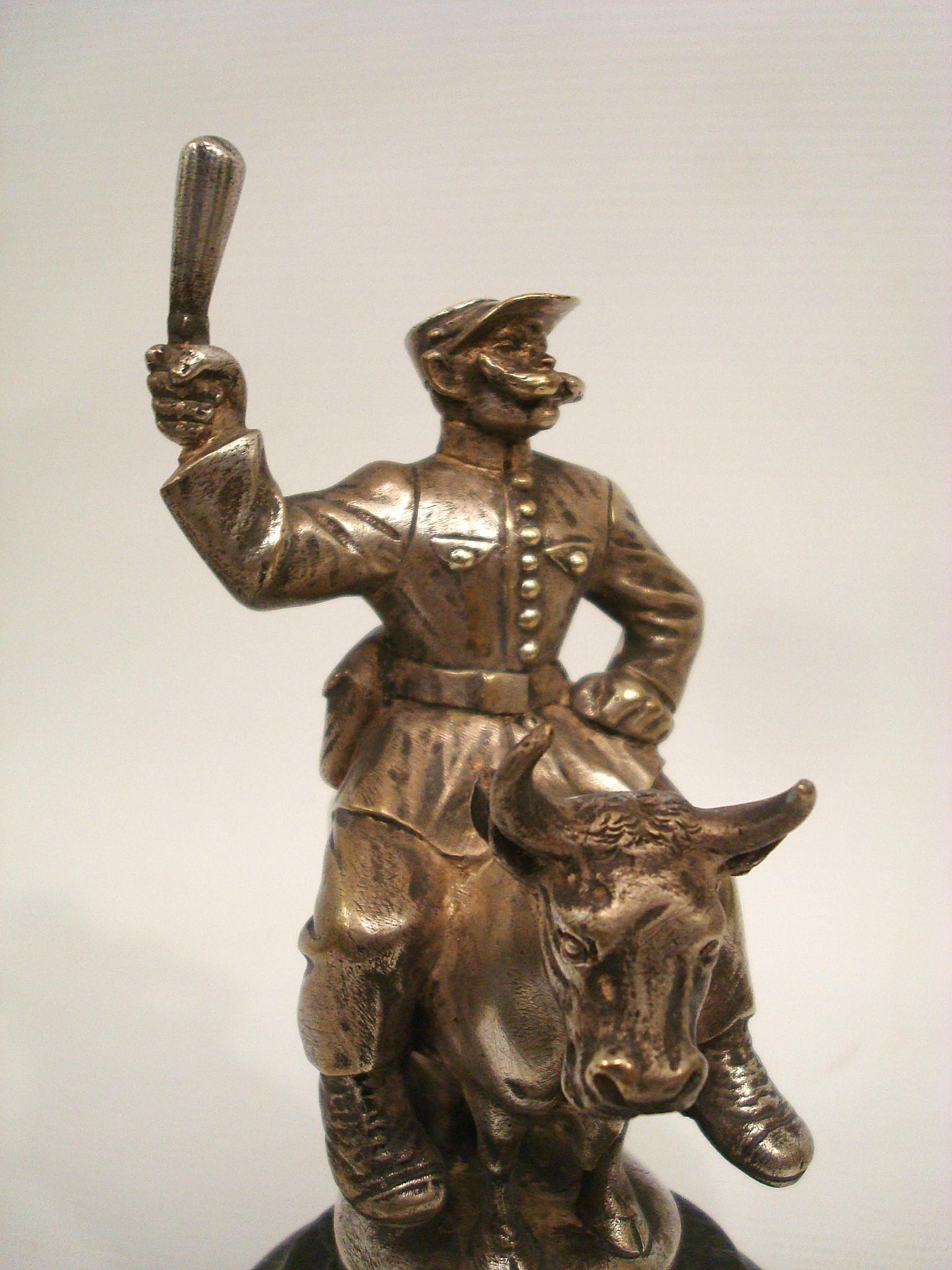 Bronzo Mascotte dell'auto / Ornamento del cofano Poliziotto che cavalca un toro Scultura in bronzo. Francia 1920 in vendita