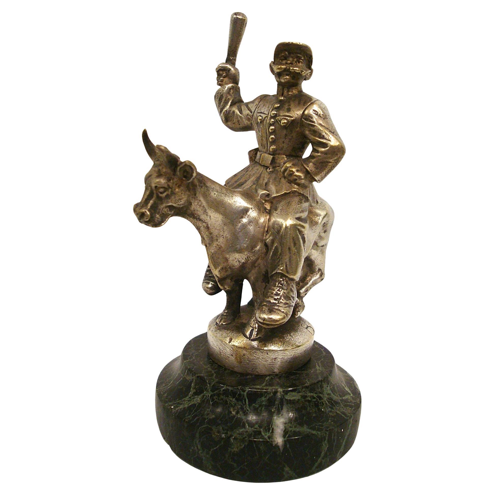 Mascotte dell'auto / Ornamento del cofano Poliziotto che cavalca un toro Scultura in bronzo. Francia 1920