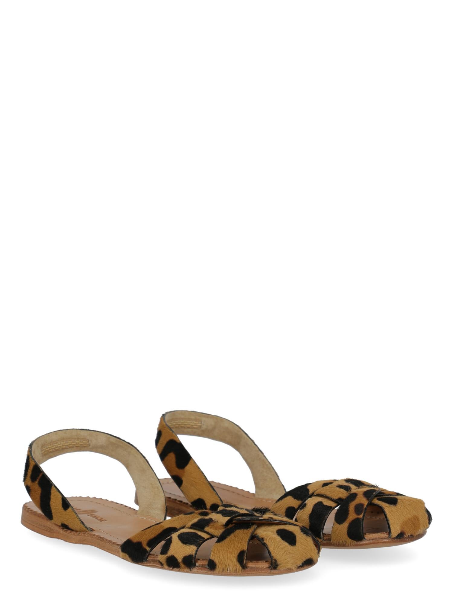 Slippers, leather, animal print, backless design, pony, round toe, branded insole, branded sole, woven detail

Includes:N\A

Product Condition: Very Good
Insole: visible wrinkling, slightly visible stains.

Measurements: N\A

Composition: Upper 100%