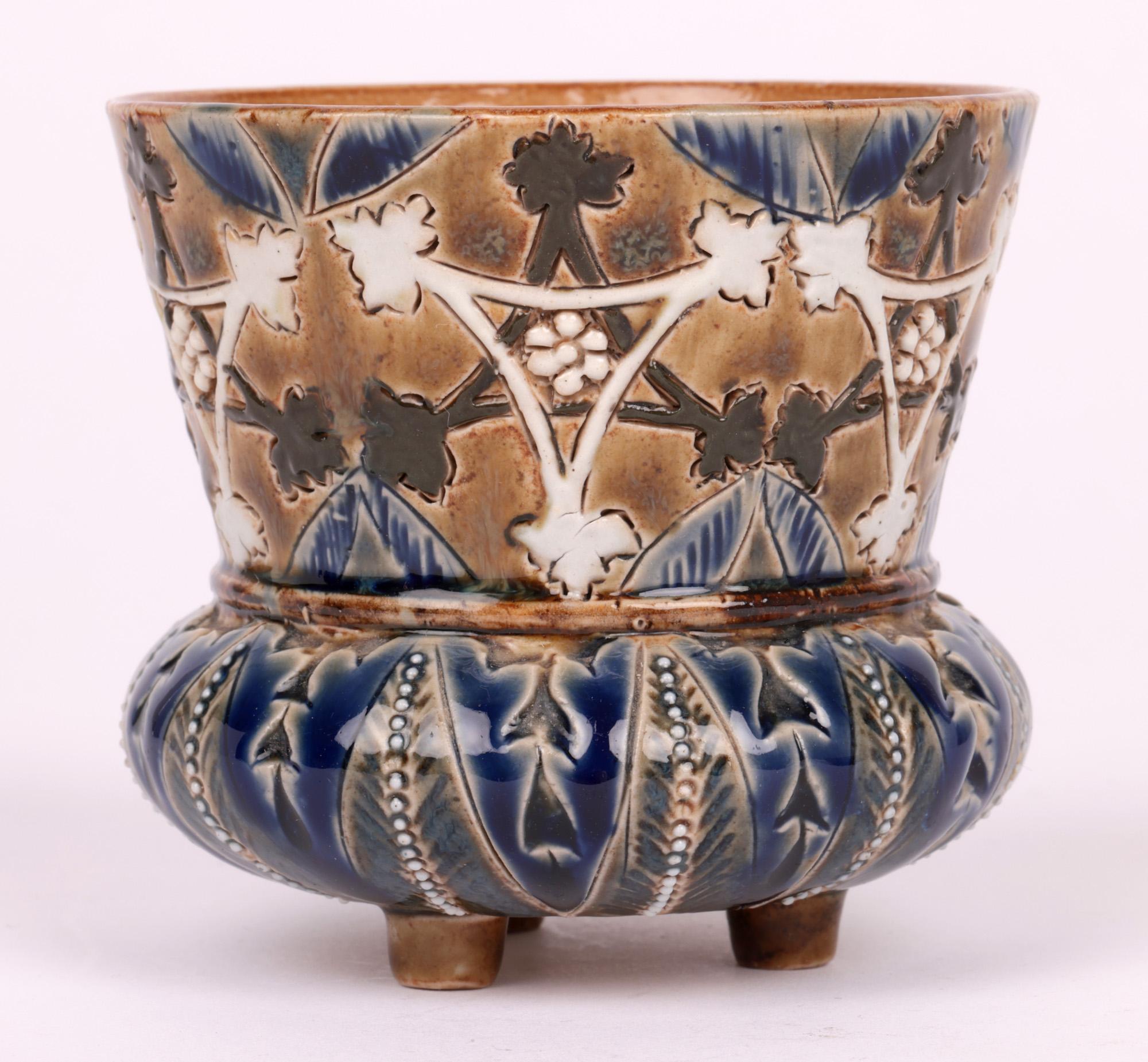Cara Baker Doulton Lambeth en forme de chardon à motif de feuilles en vente 3