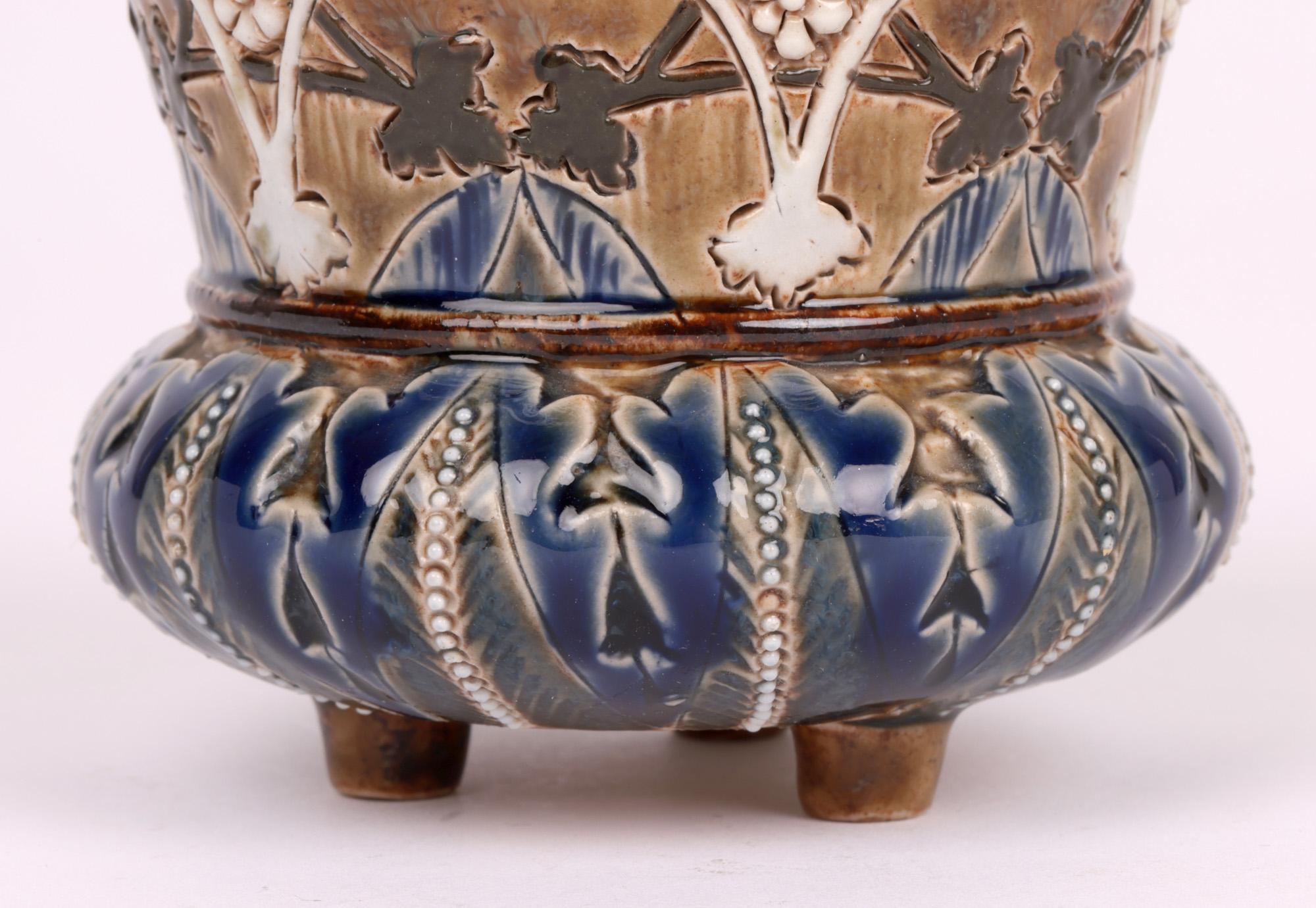 Mouvement esthétique Cara Baker Doulton Vase en forme de chardon en agneau à motif de feuilles  en vente