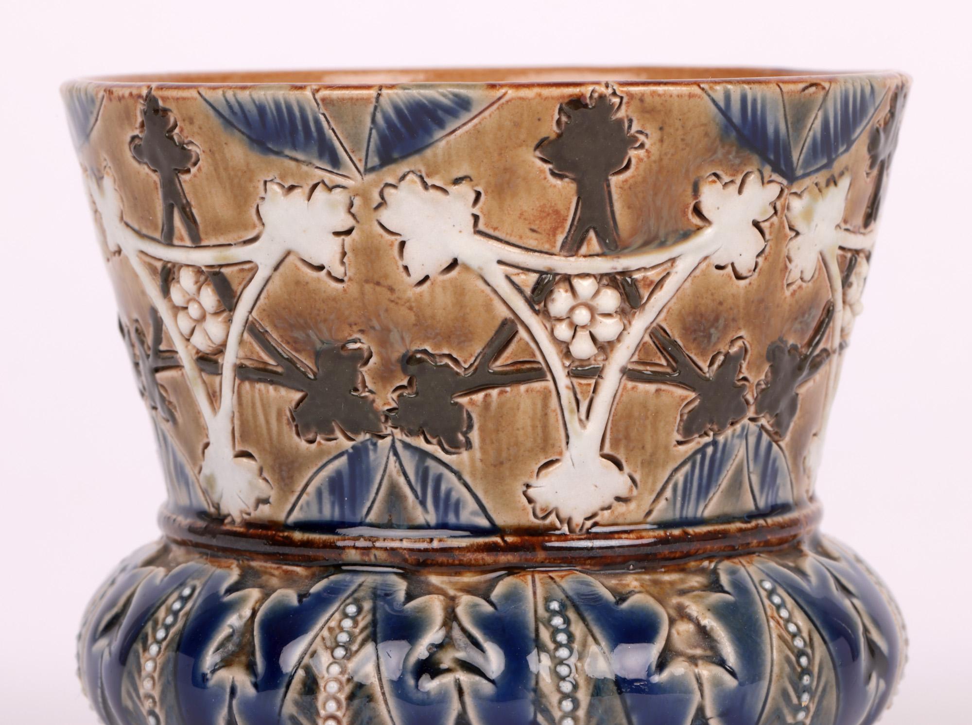 Anglais Cara Baker Doulton Lambeth en forme de chardon à motif de feuilles en vente